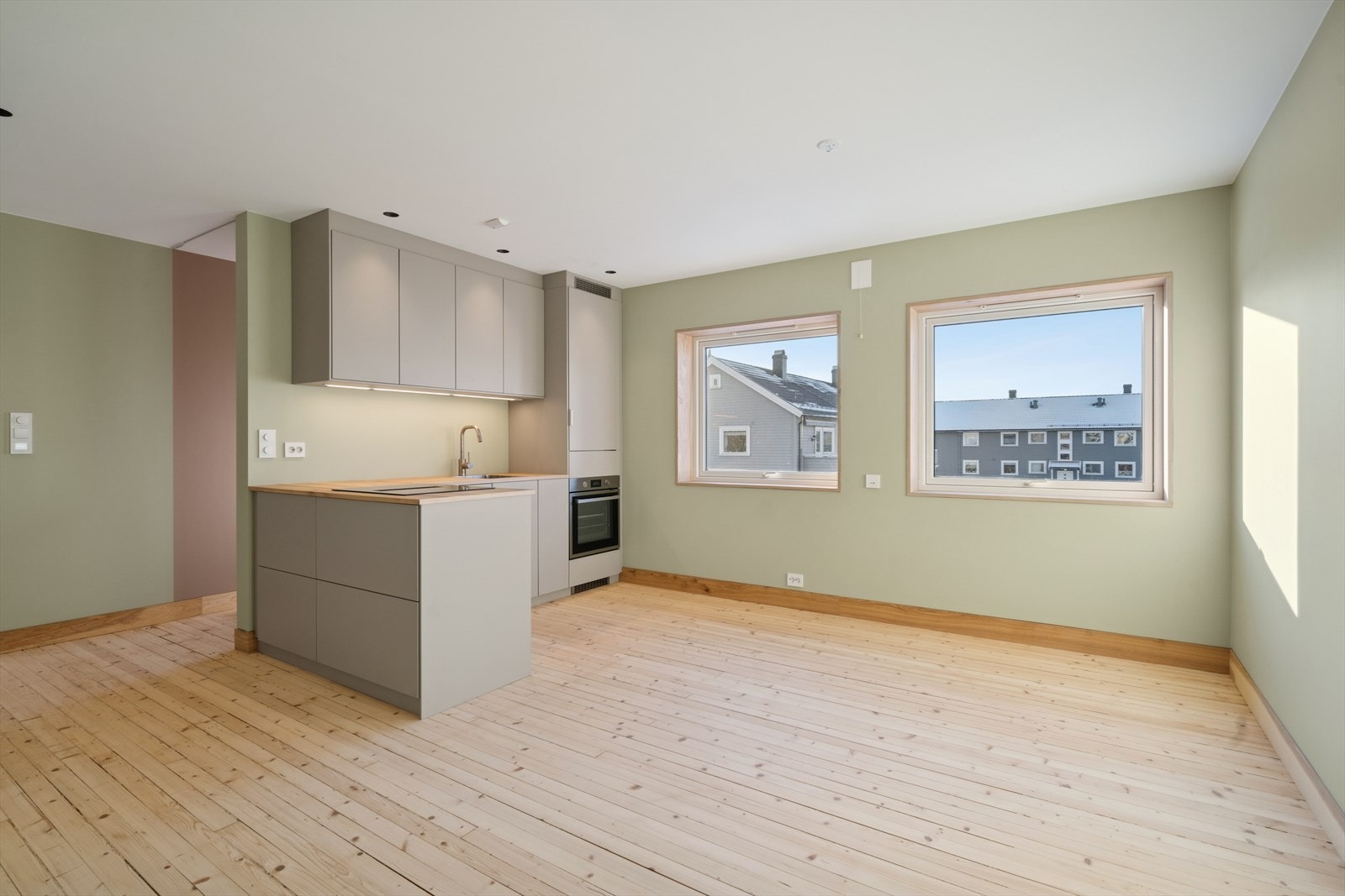 Stuen møbleres enkelt med både spisemøblement og sofakrok Galleribilde