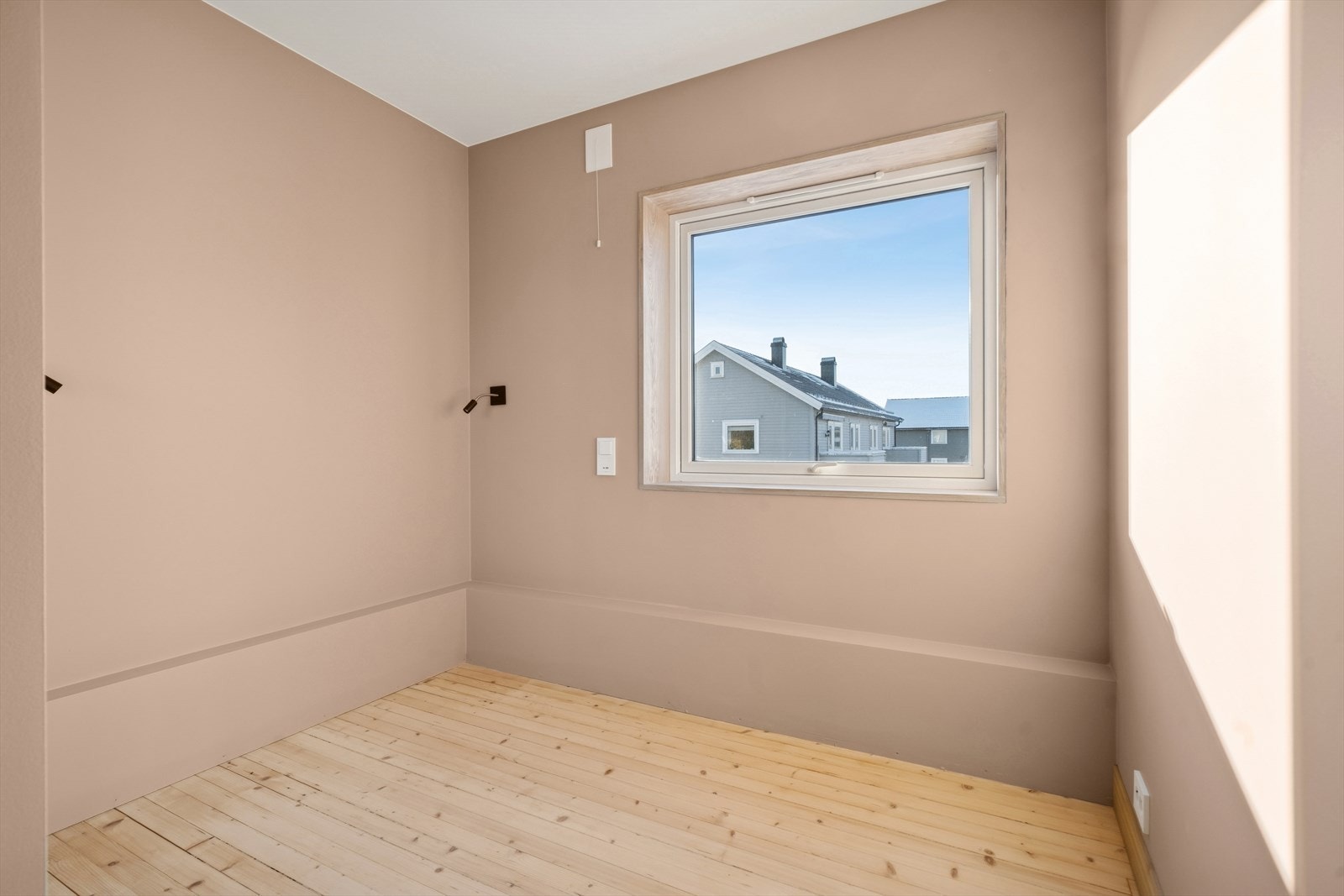 Alkoven byr på stort vindu og fastmonterte nattlamper Galleribilde