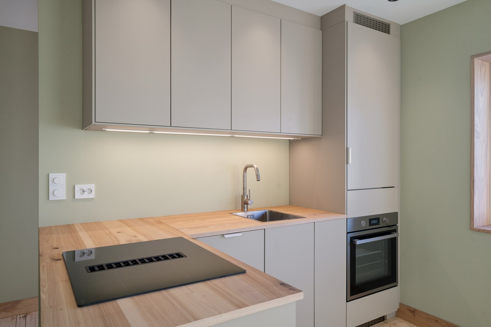 Delikat kjøkken med godt planlagte løsninger Galleribilde