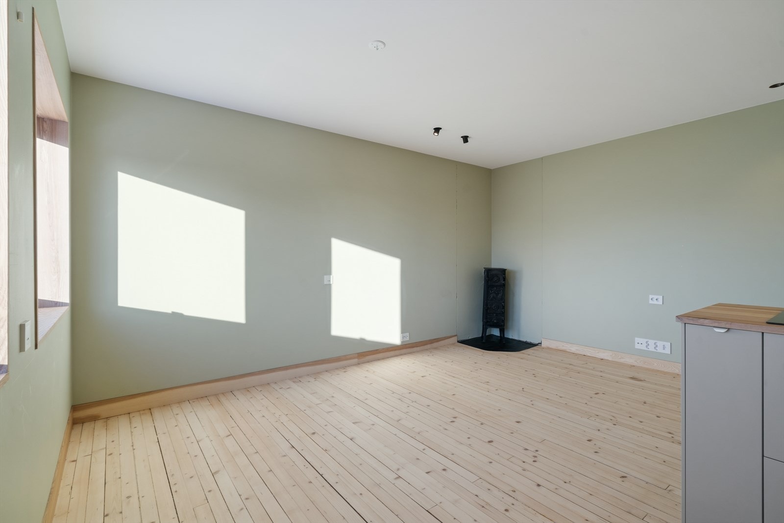 Stuen har vedovn for en lun atmosfære gjennom vinterhalvåret Galleribilde