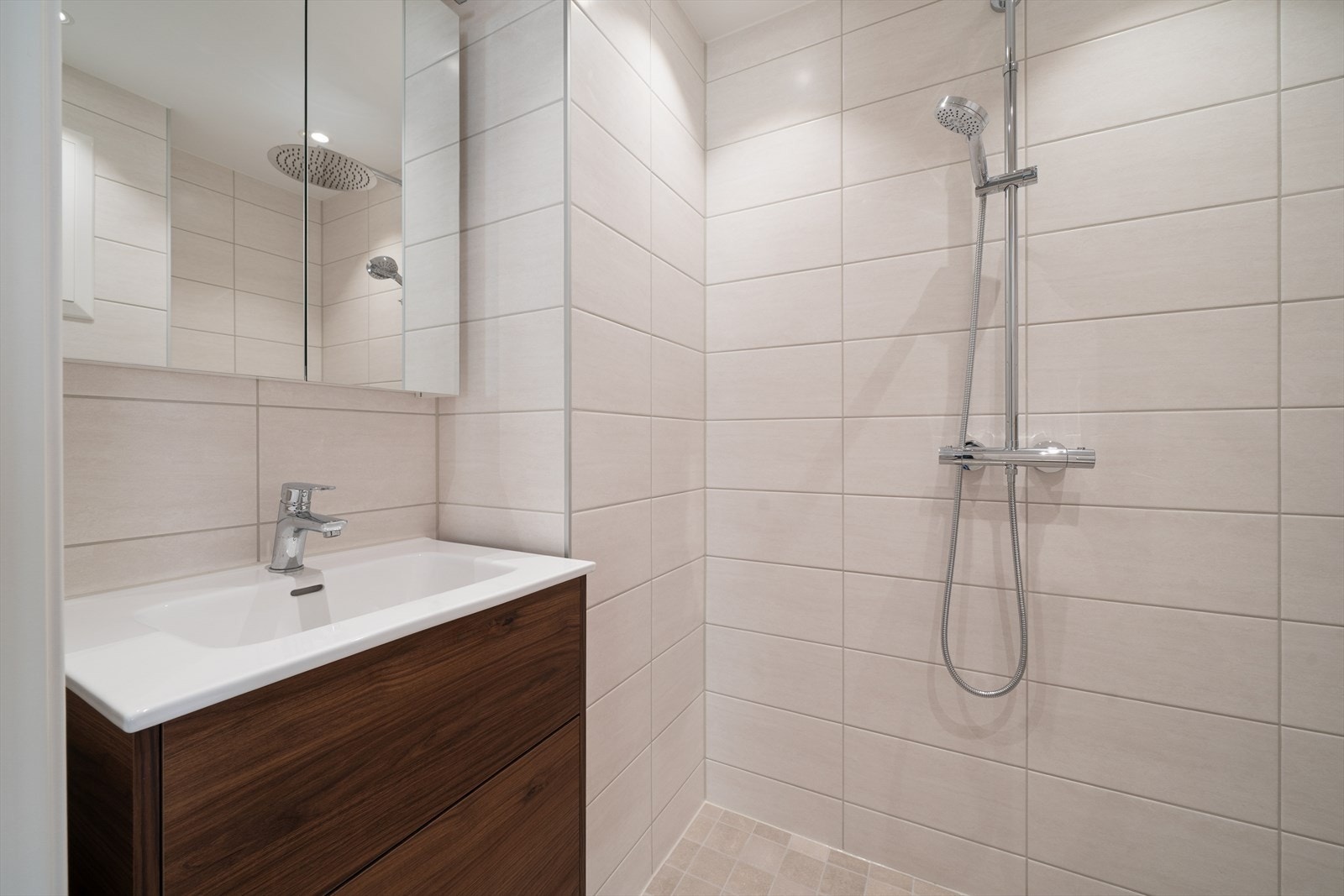 Her finner man servant- og speilskap Galleribilde