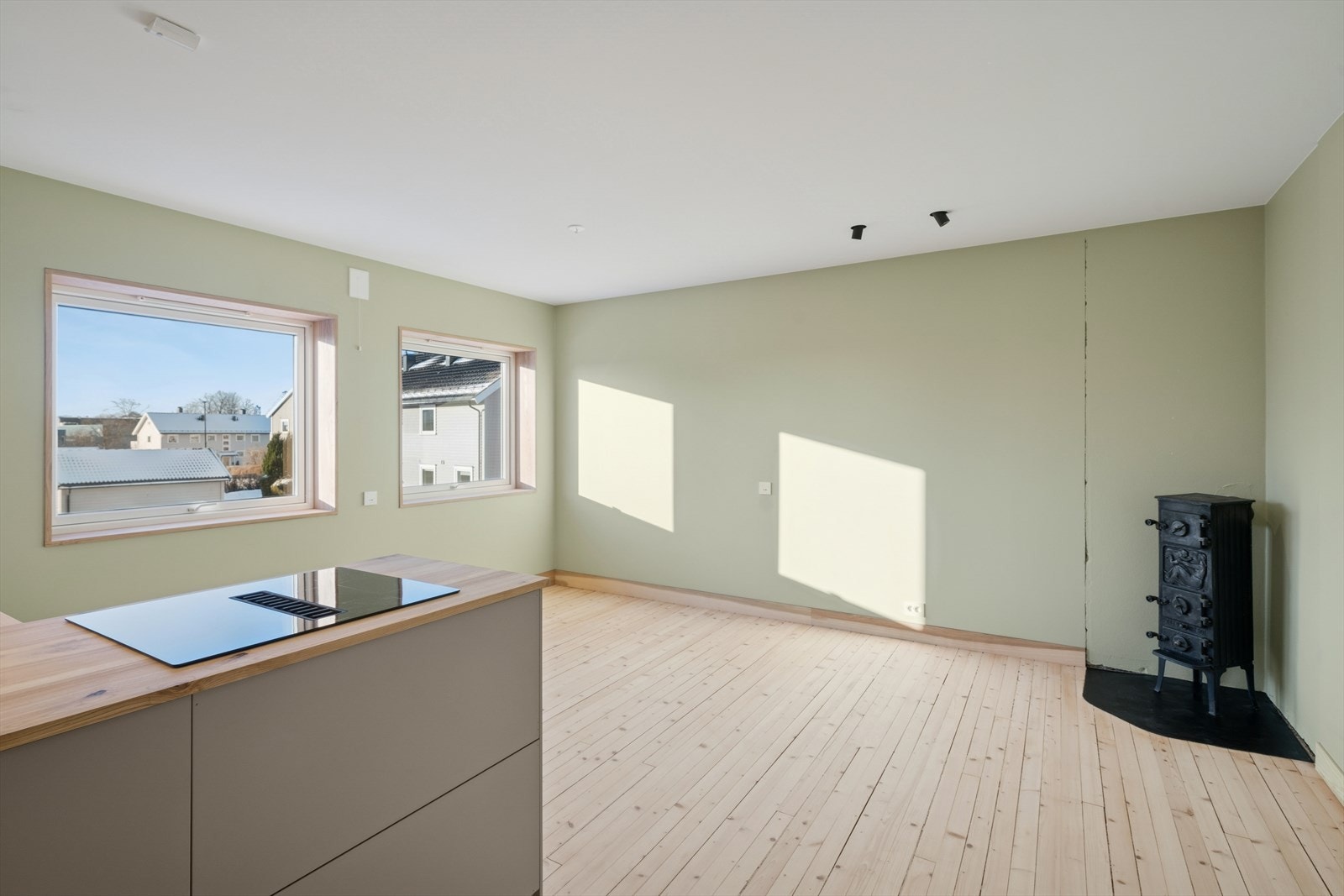 Stuen har åpen løsning mot kjøkken Galleribilde