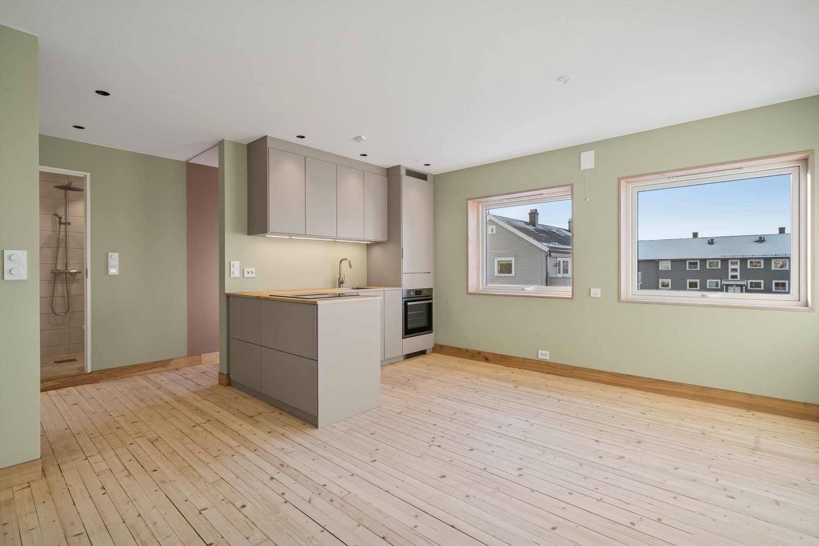 De store vindusflatene gir godt med naturlig lys Galleribilde