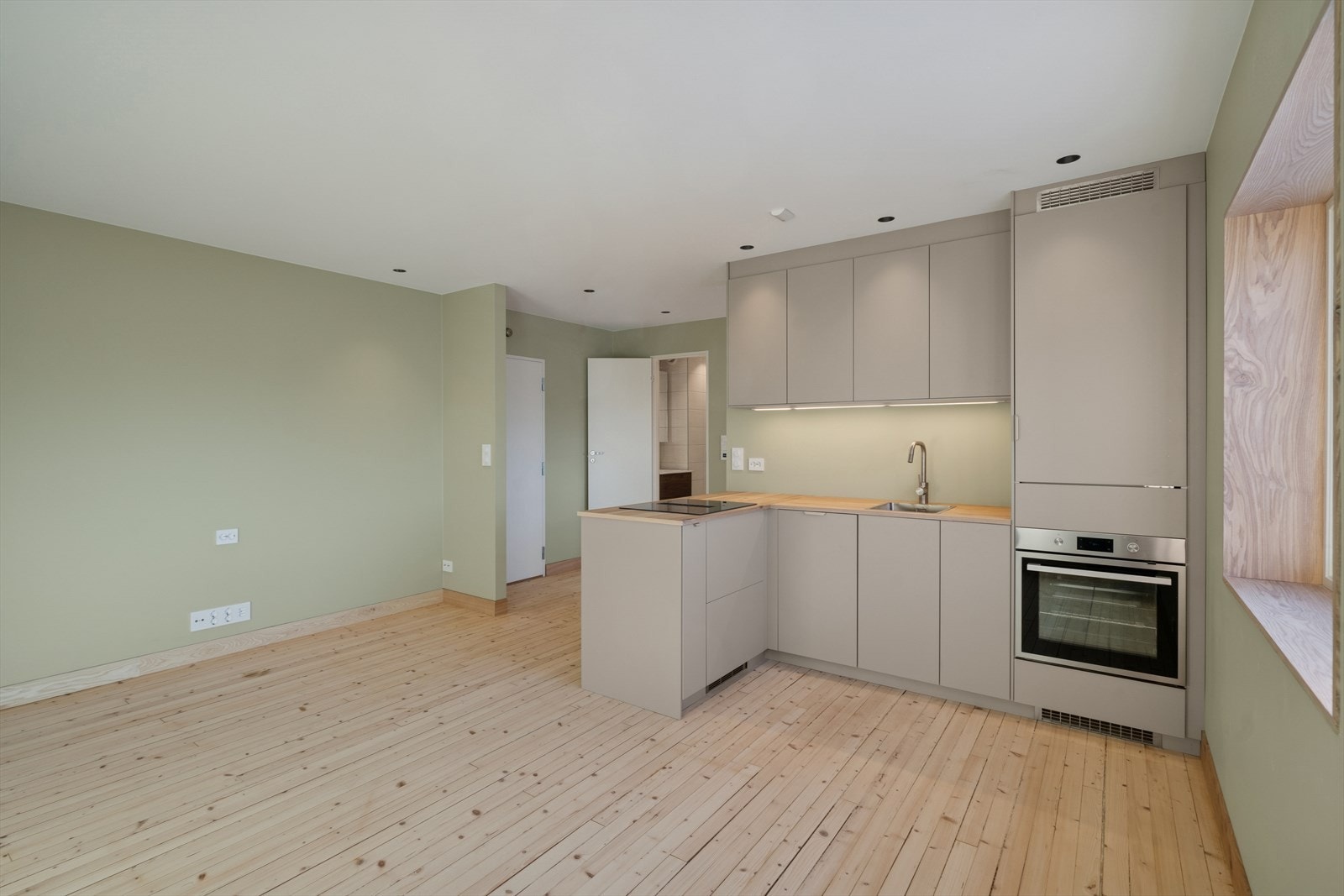 Kjøkkenet er levert med pen benkeplate i tre Galleribilde