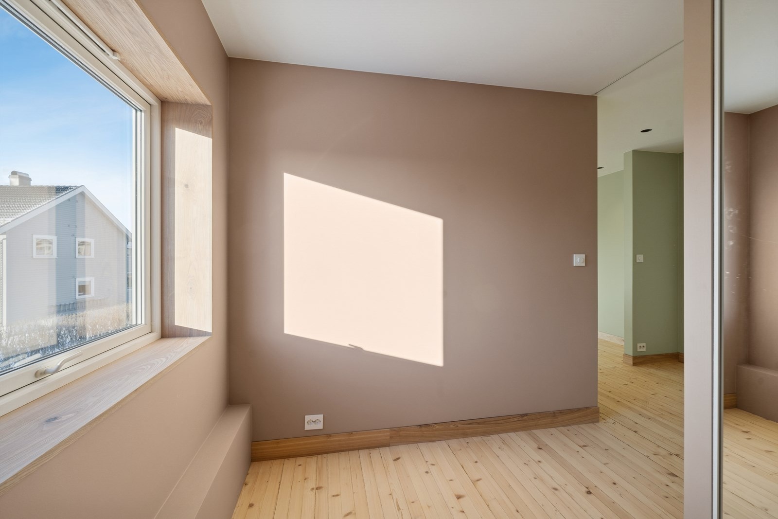 Alkoven har en praktisk løsning med plassbygd skap Galleribilde