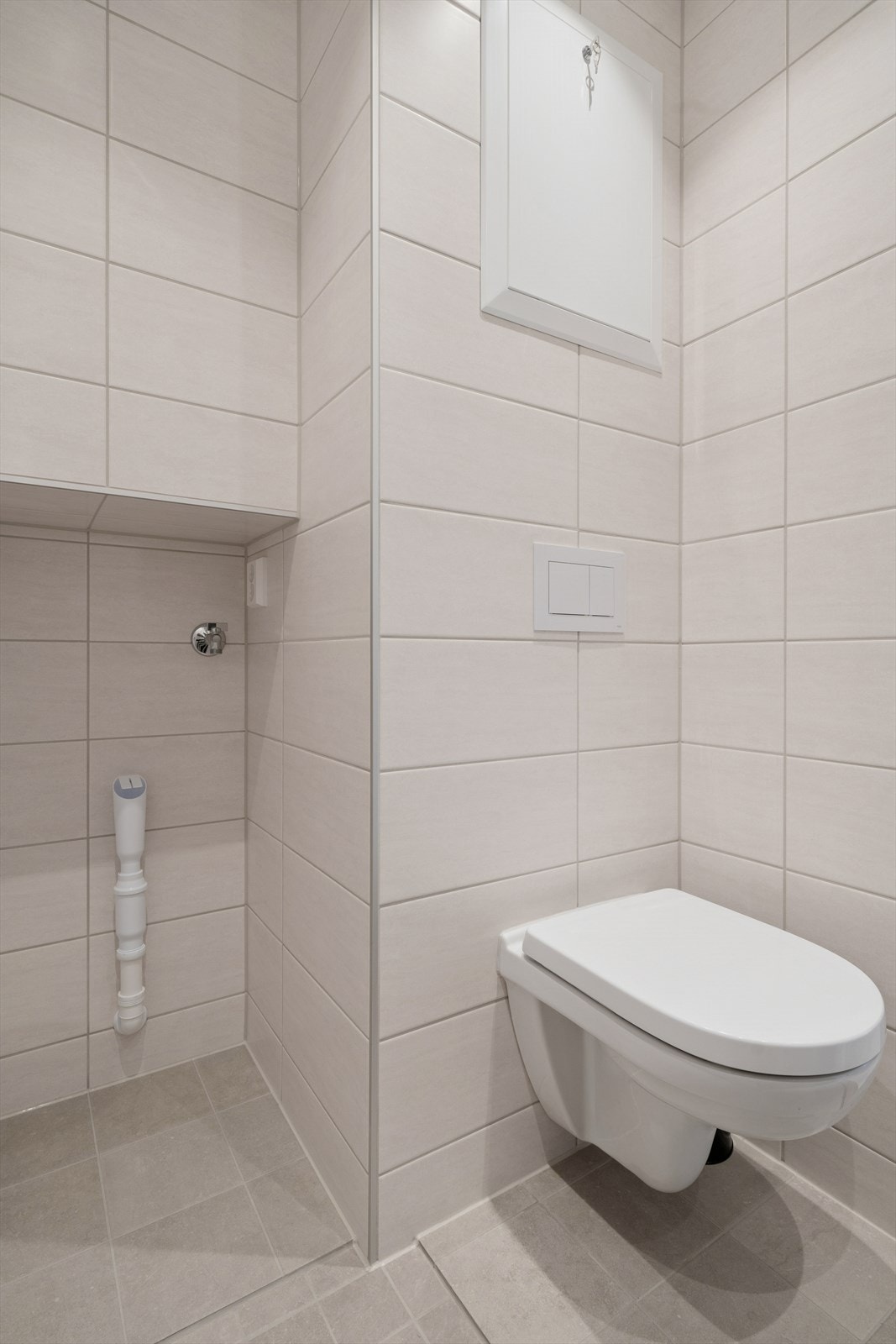 Like ved dusjen er det satt av nisje til vaskemaskin Galleribilde