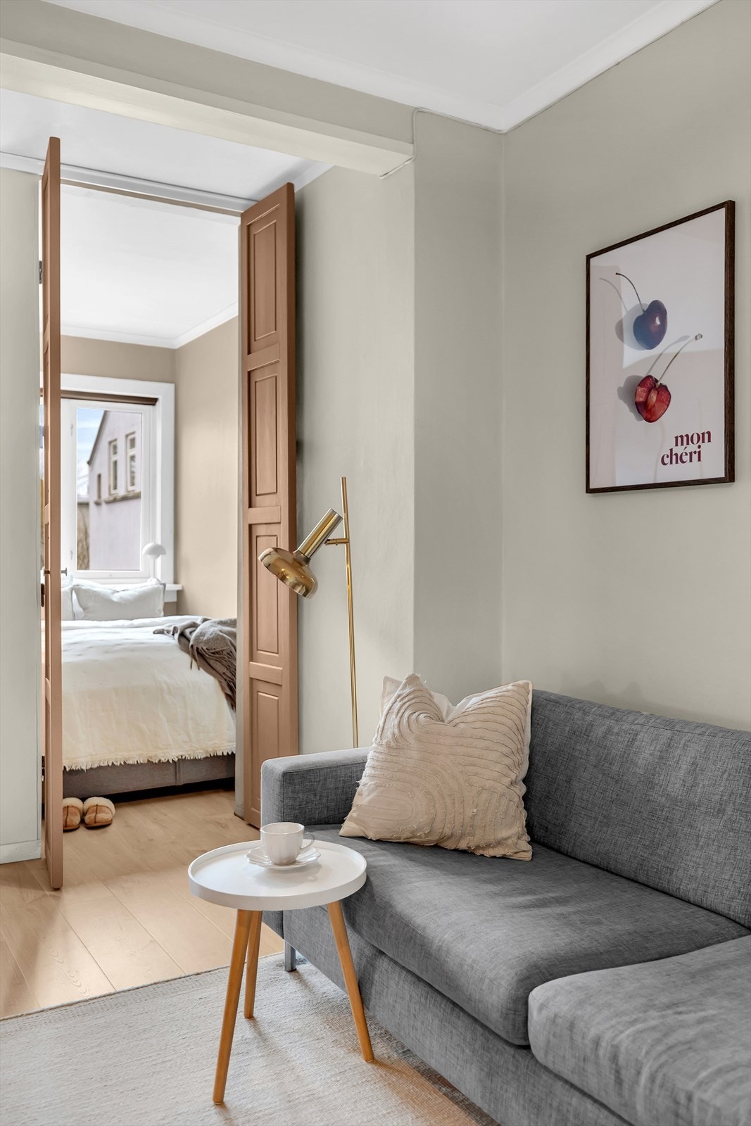 Foldedører åpner opp til alkove. Galleribilde