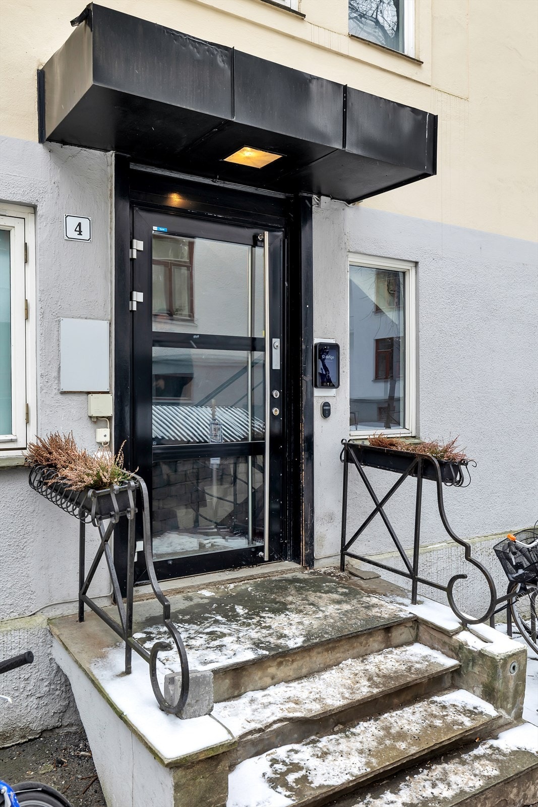 Inngangsparti inn fra rolig gate. Galleribilde