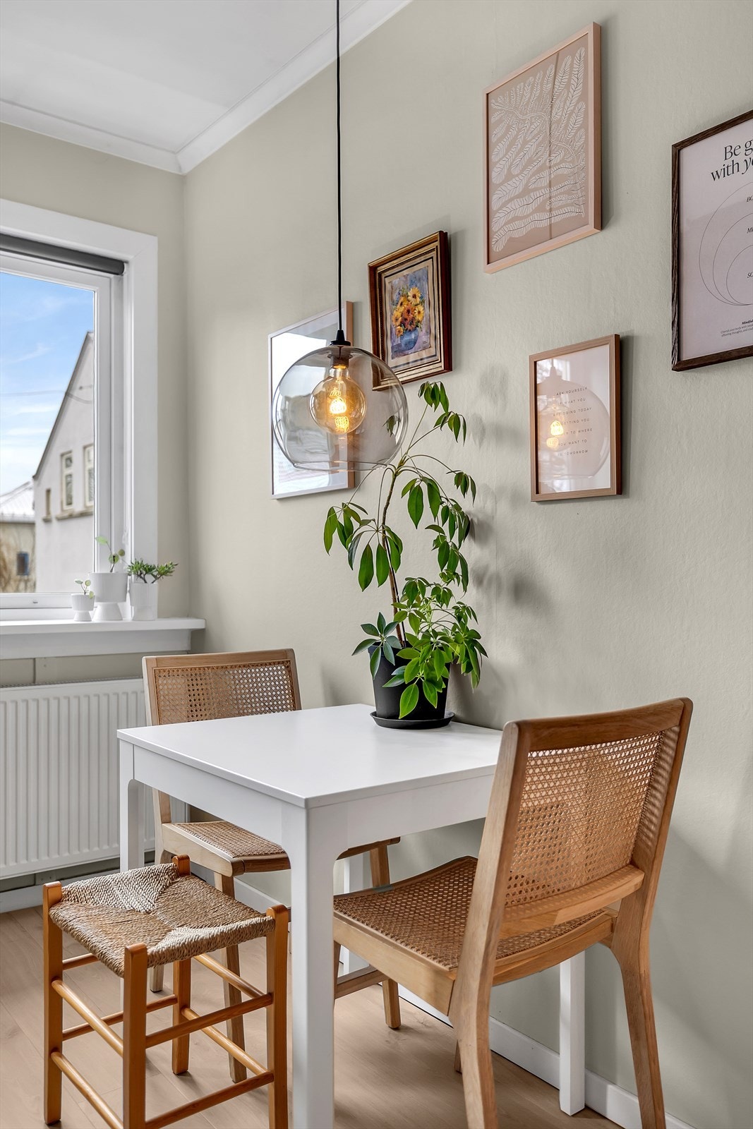 Store vinduer som slipper inn mye naturlig lys. Galleribilde