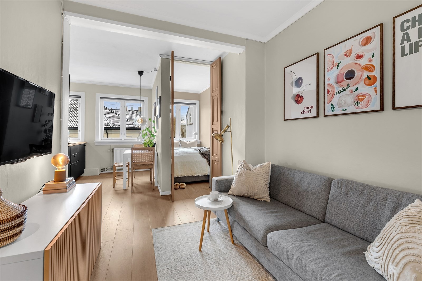 Åpen løsning mellom stue og kjøkken skaper en romslig følelse. Galleribilde