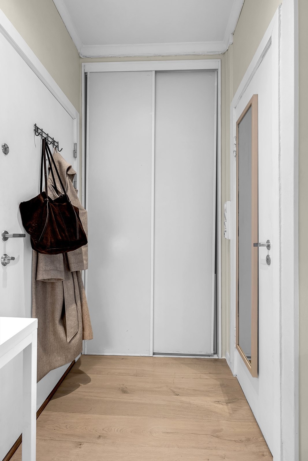 Skyvedørsgarderobe for praktisk oppbevaring i entréen. Galleribilde