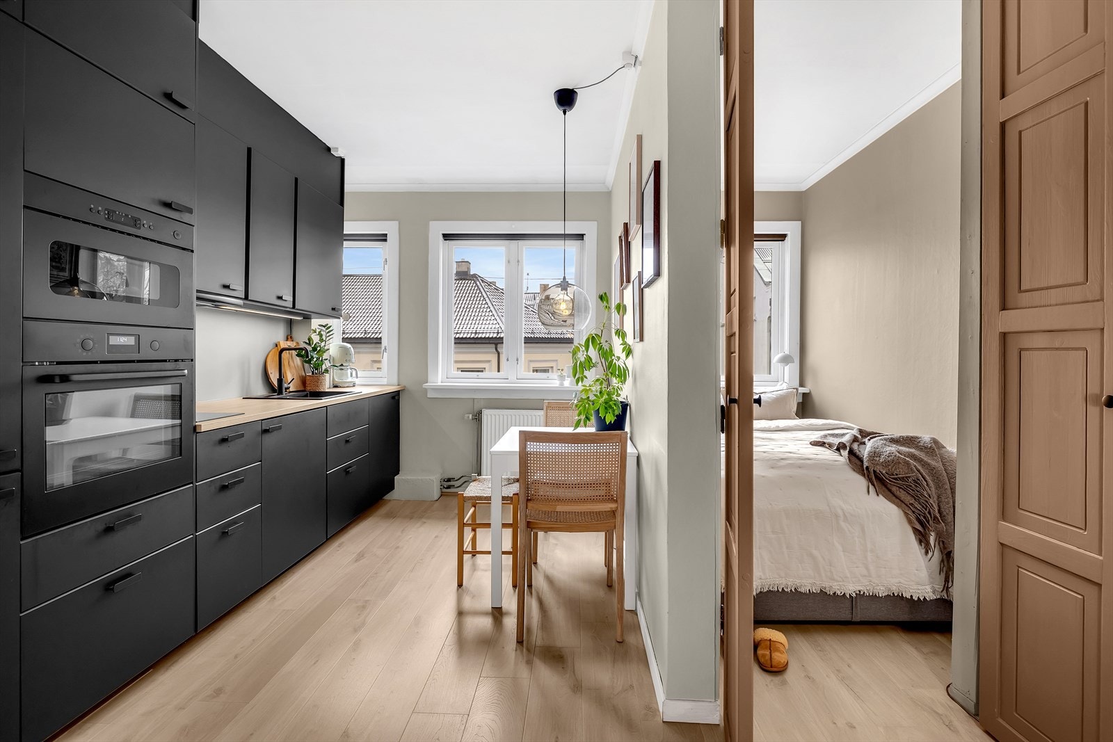 Direkte tilgang til alkove fra kjøkkenet gir en kompakt boenhet. Galleribilde