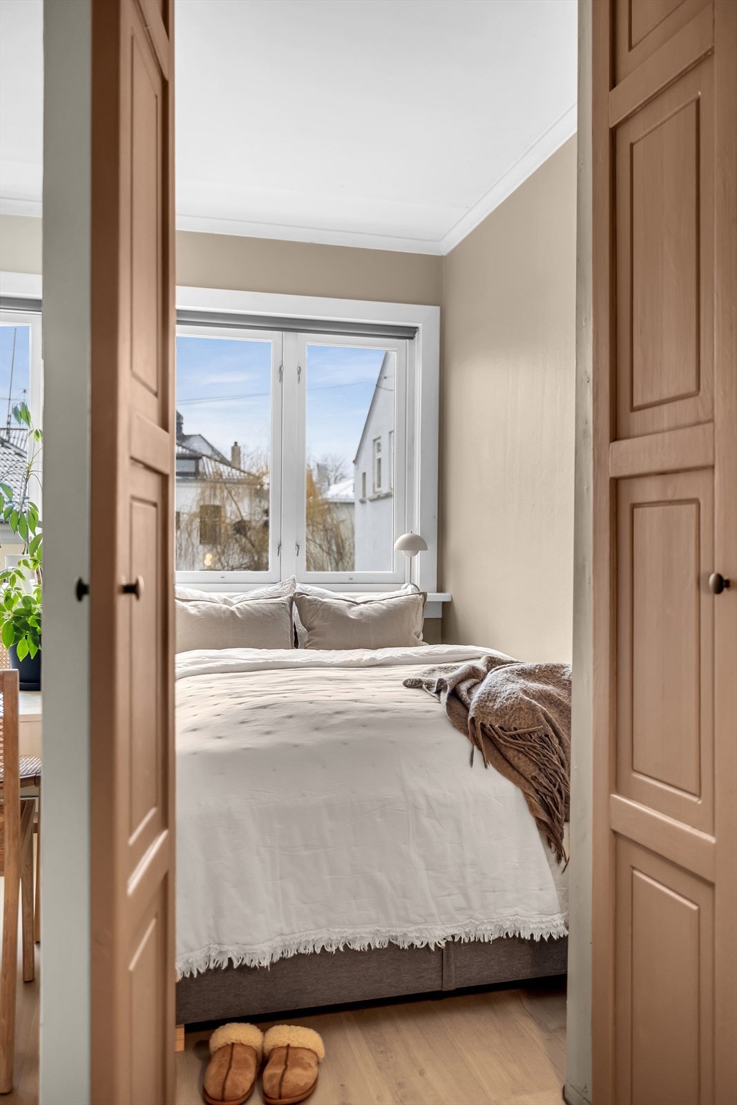 Plass til dobbeltseng og garderobe gir praktisk utnyttelse av alkoven. Galleribilde