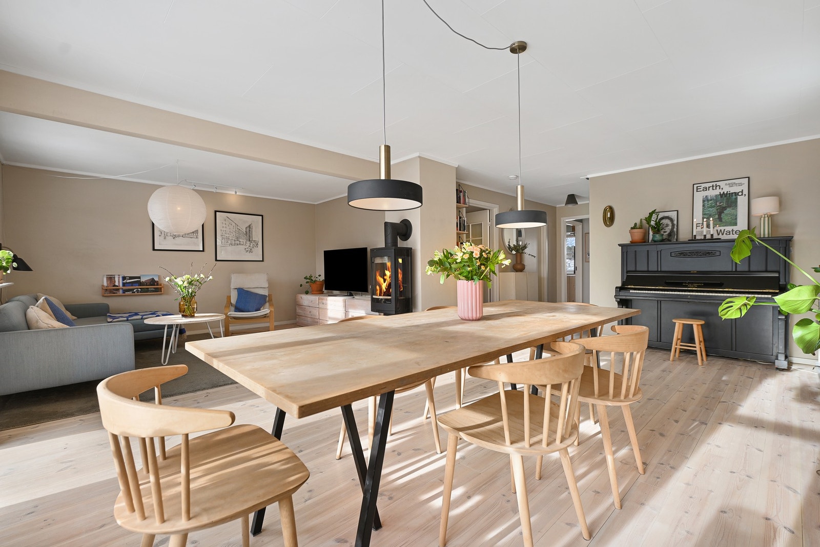 Stuen er delt opp i to praktiske deler, med en spisestue og en tv-stue. Galleribilde