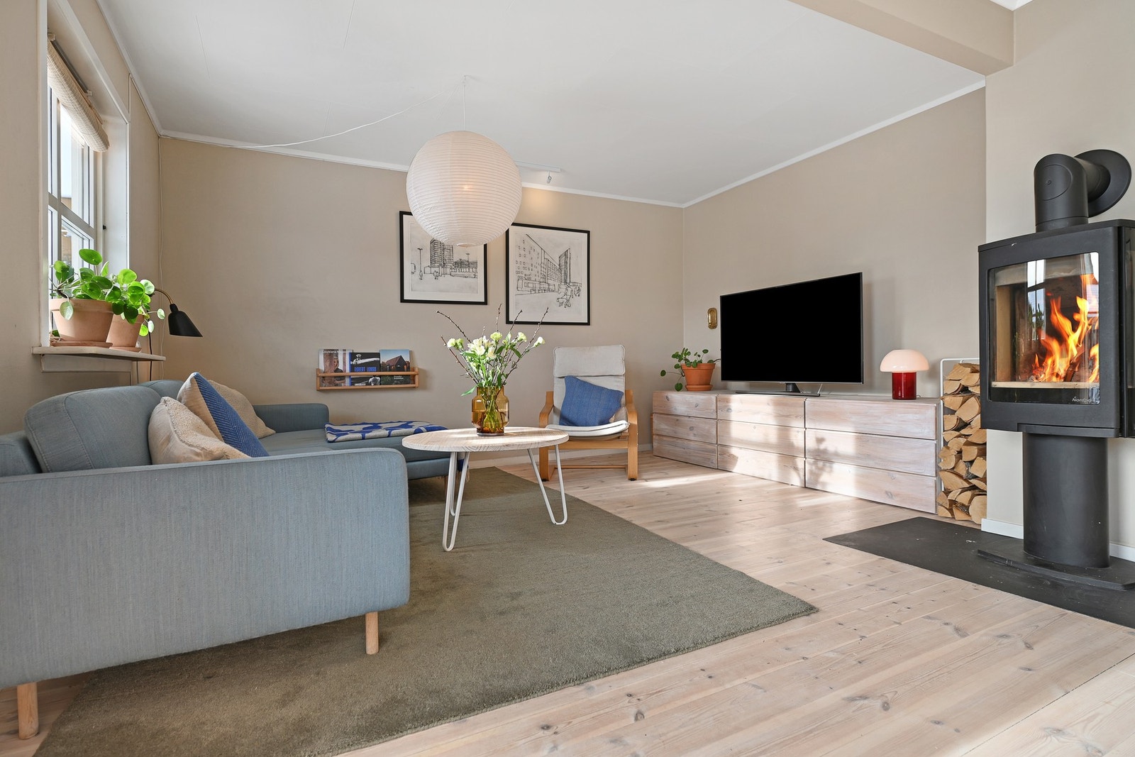 Sentralt i rommet er det en flott peisinnsats som varmer godt, og gir mye kos og hygge på mørke høst- og vinterkvelder. Galleribilde