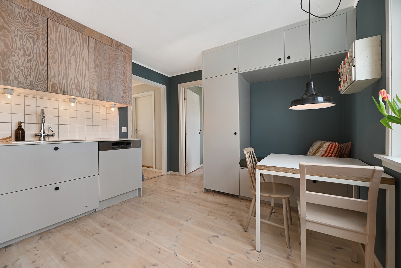 Her har du et arbeidsvennlig kjøkken med gode løsninger og fin plassutnyttelse, for deg som er glad i å lage mat. Galleribilde