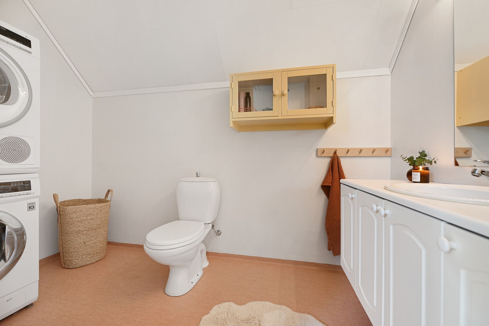 Badet i 2. etasje blir i dag brukt som vaskerom og toalettrom. Rommet er innredet med nedfelt servant, gulvfestet toalett og opplegg for vaskemaskin og tørketrommel. Galleribilde