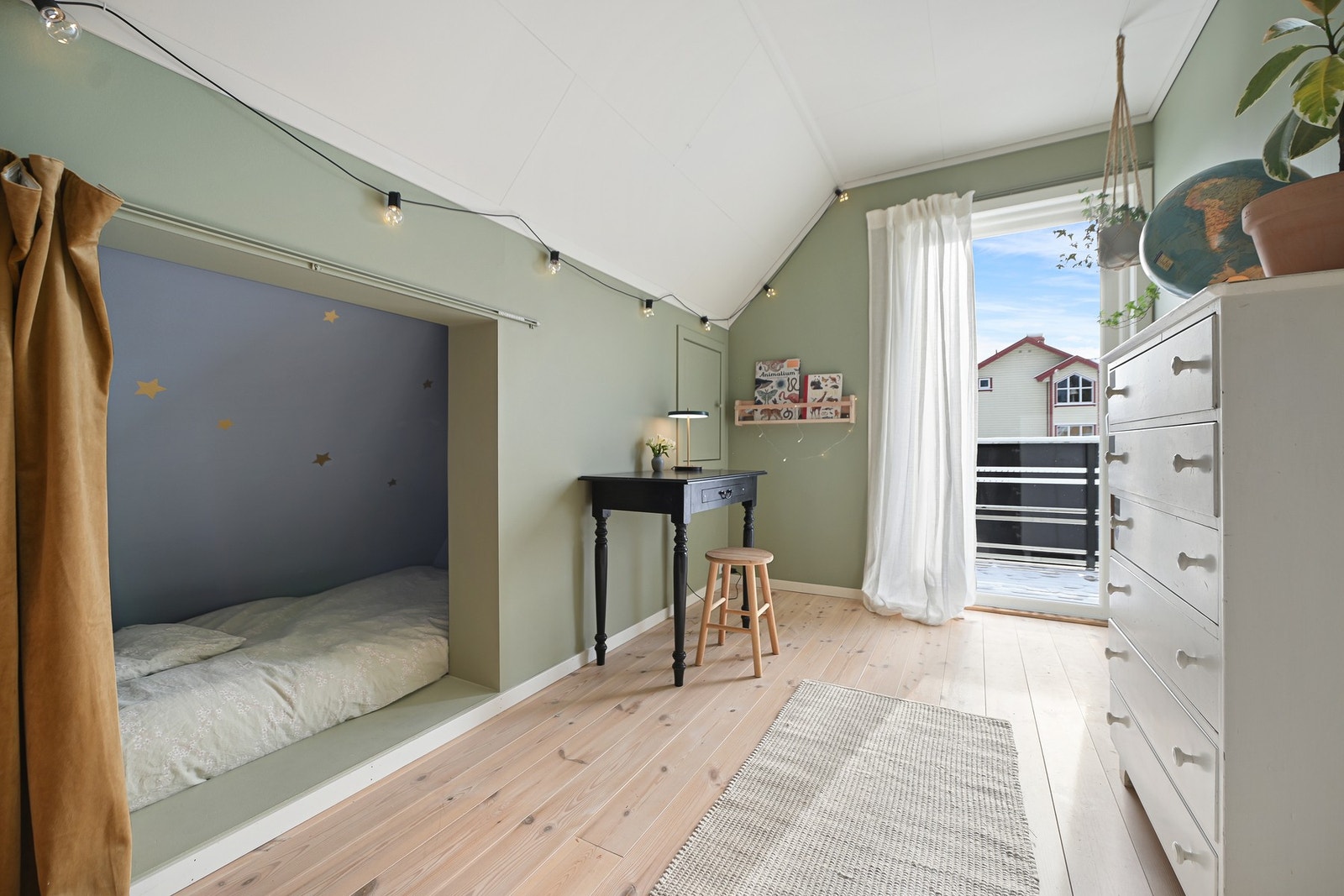 Det er laget soveplass i kneveggen. Galleribilde