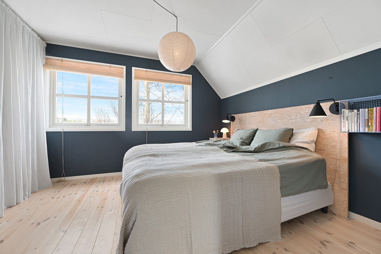 Hovedsoverommet har god plass til dobbeltseng, og det er god plass til det du trenger av klær, vesker og sko. Galleribilde