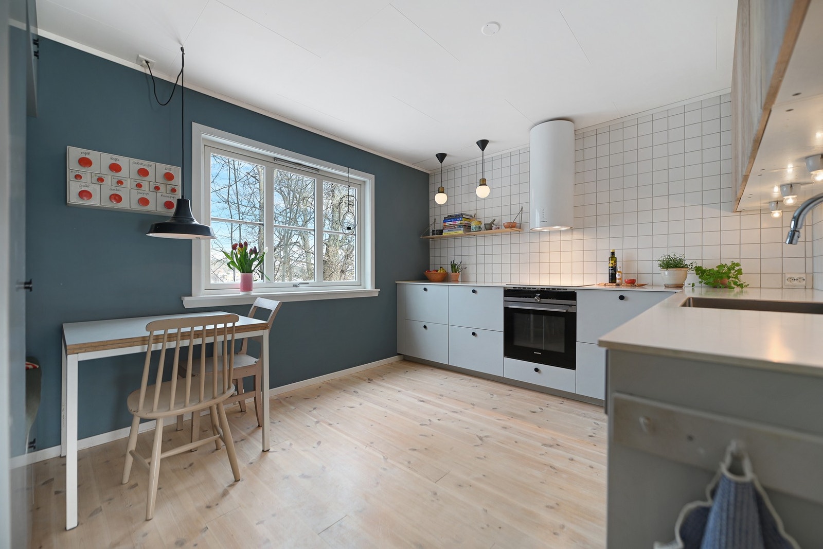 Kjøkkemet er fra 2018. Det praktiske kjøkkenet er lukket og adskilt fra stuen, noe som gjør det til et fint arbeidsrom. Galleribilde