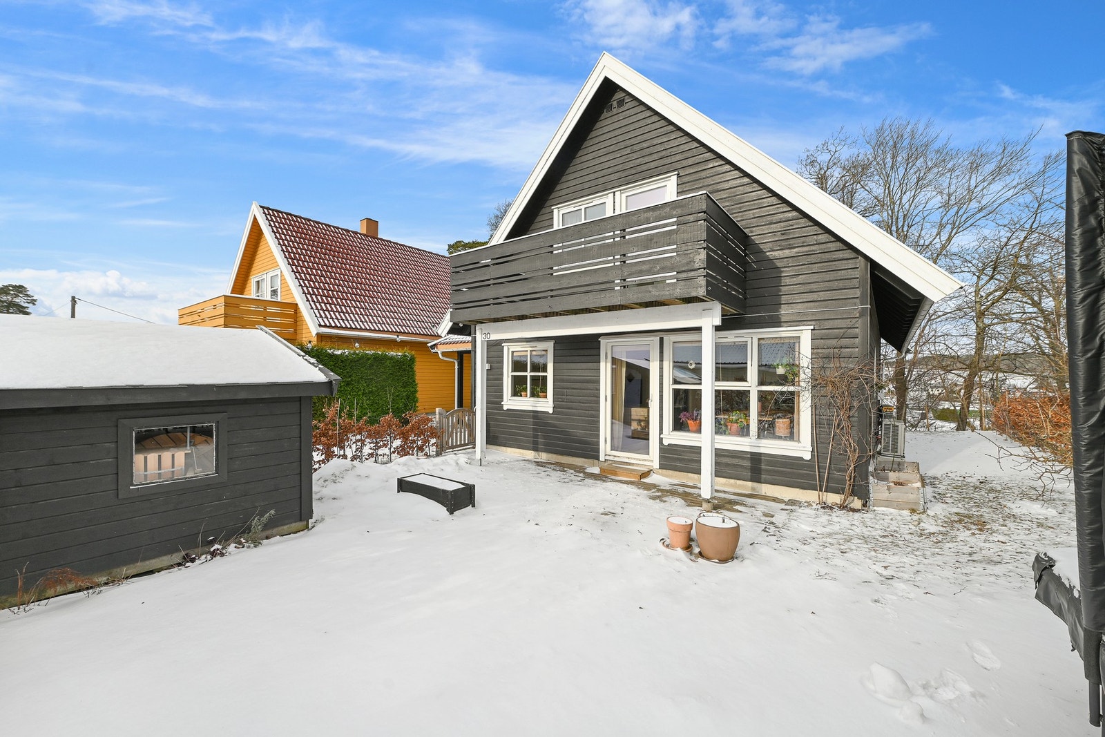 Bassengveien 30 er en flott enebolig med carport og flotte uteplasser. Galleribilde