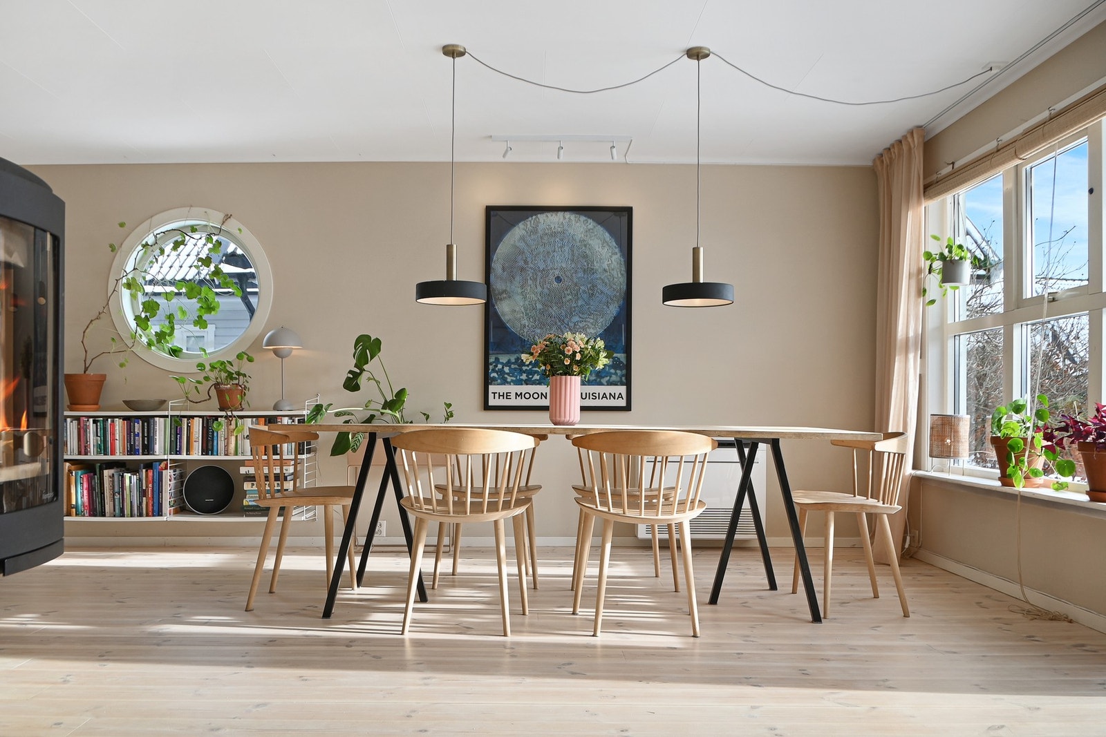 Huset er gjennomgående godt vedlikeholdt og betydelig oppgradert, både teknisk og estetisk i nyere tid- her kan du flytte rett inn uten å bekymre deg for store oppussingsbehov. Galleribilde