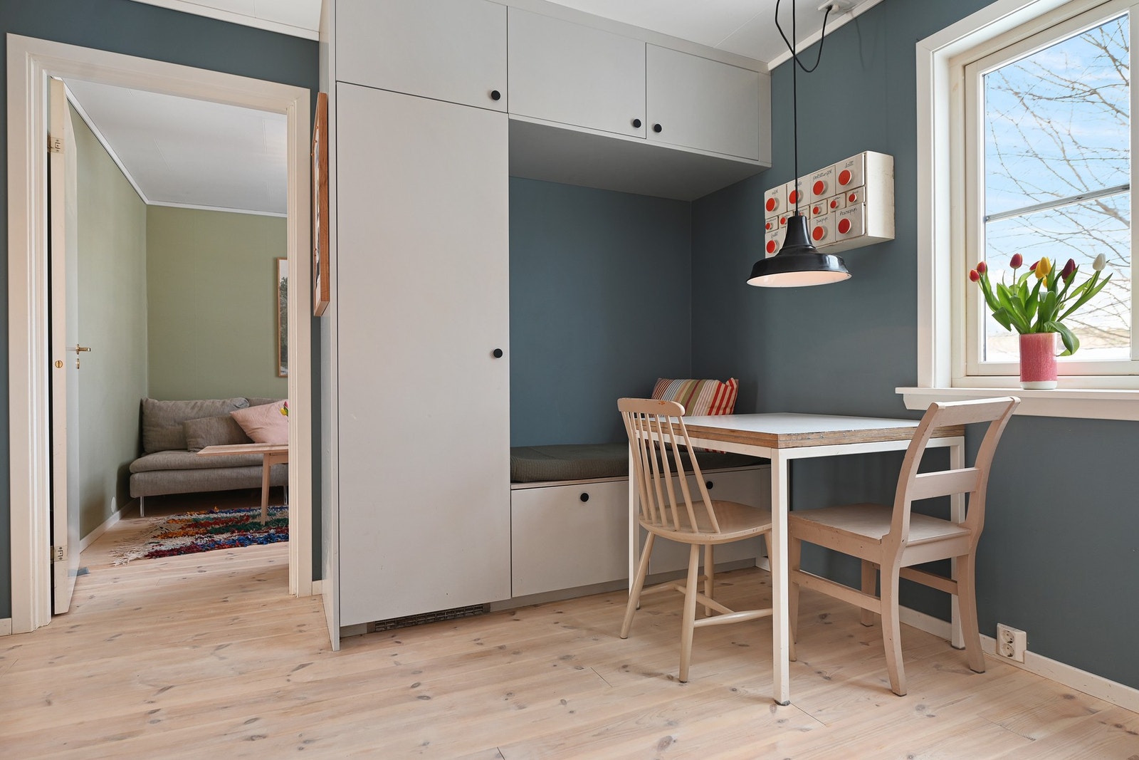 Kjøkkeninnredning er med slette fronter og laminat benkeplate. Integrert komfyr, platetopp, kjøleskap og oppvaskmaskin. Galleribilde