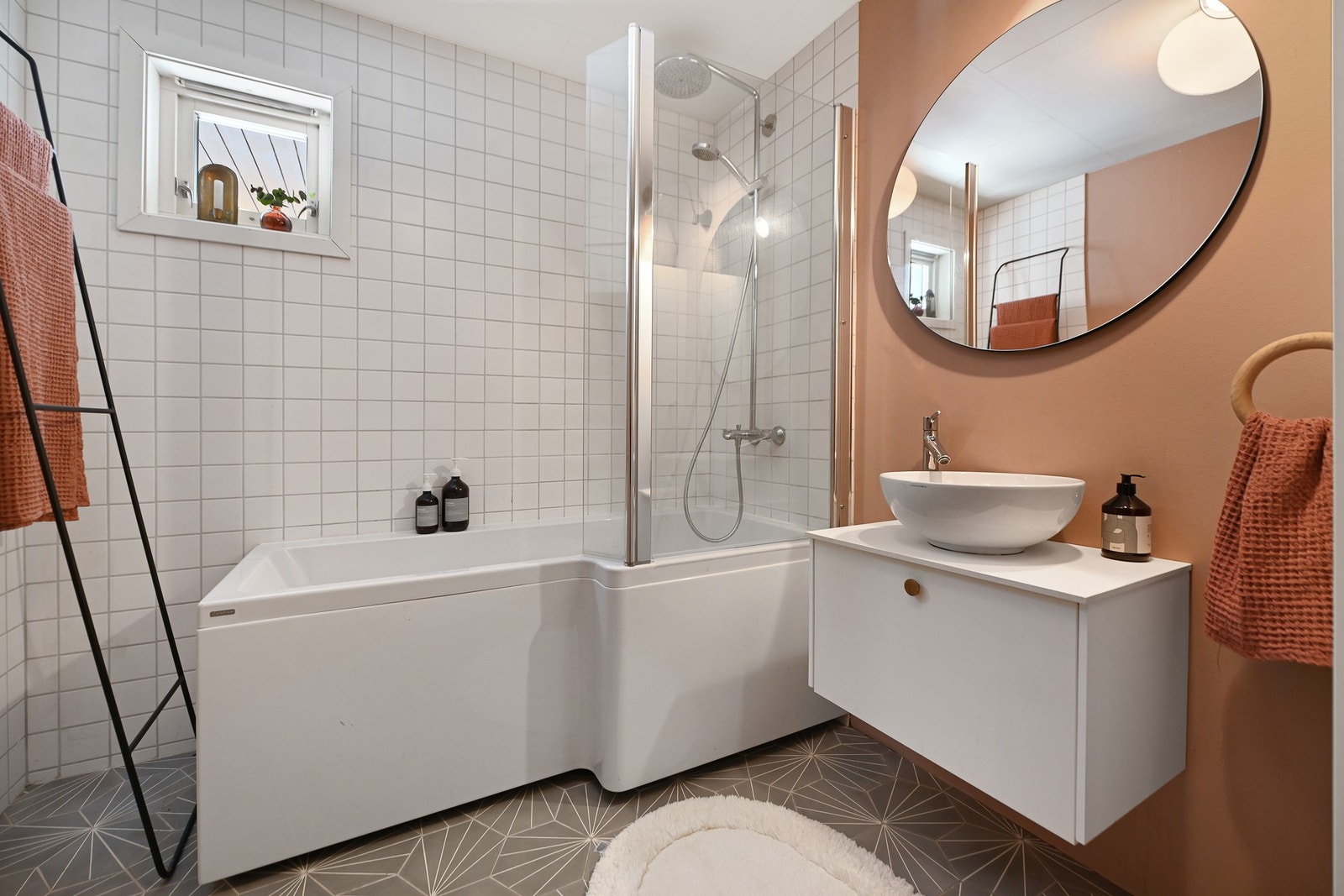 Badet belagt med varmekabler som gir behagelig, barfotvennlig varme. Badet er innredet med frittstående servant, gulvfestet toalett og badekar med dusjmulighet. Galleribilde