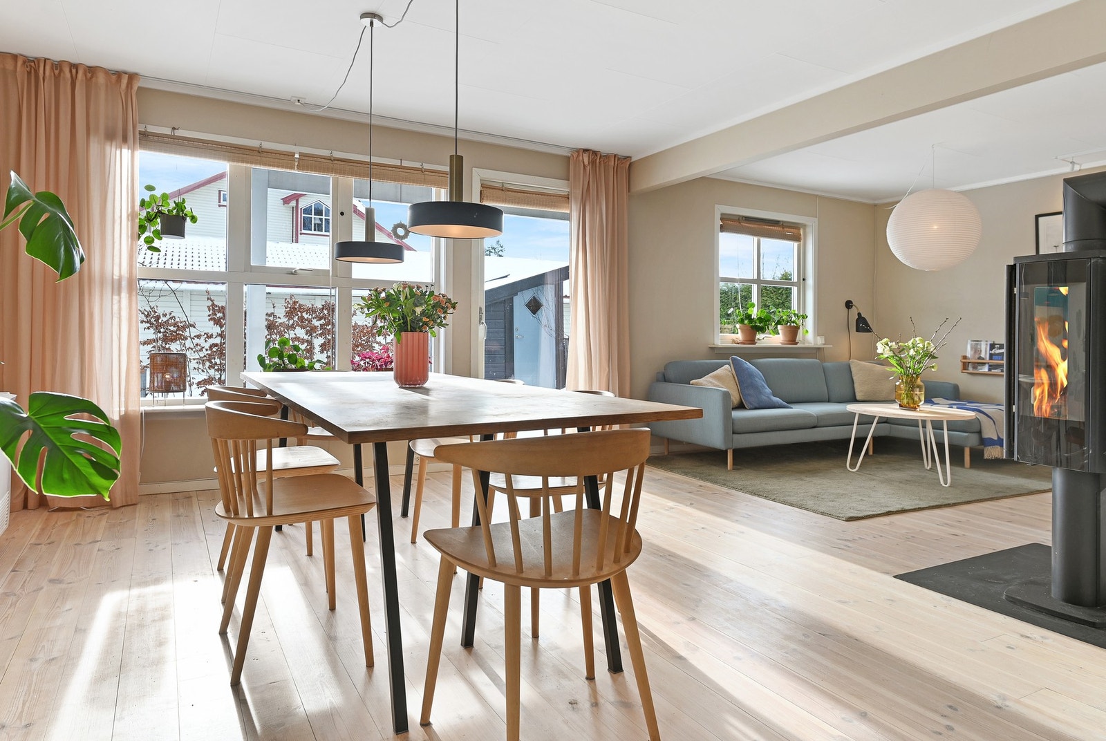 Det er flere møbleringsmuligheter i stuen med plass til både tv møblement og spisebord. Galleribilde