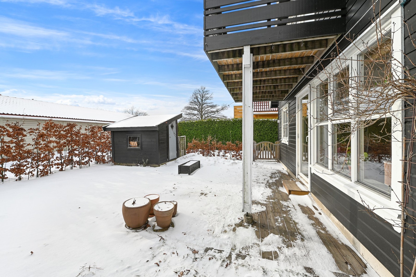 Fra stuen er det utgang til terrasse på 19 m² hvor man kan nyte lange sommerkvelder. Galleribilde