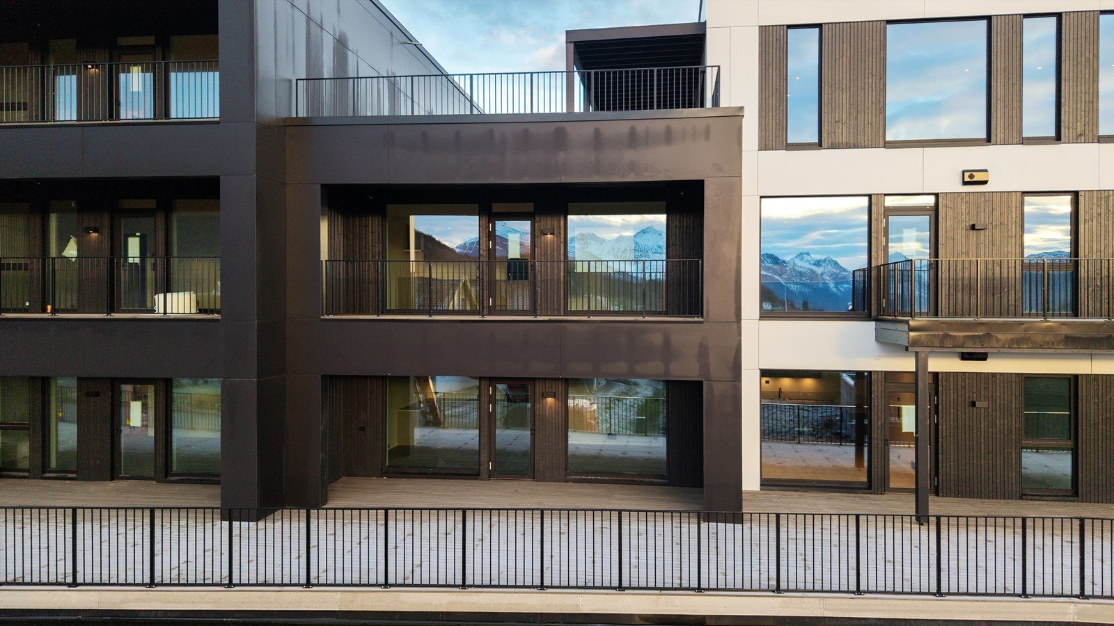 Moderne leilighetsbygg oppført i 2025 med stilren arkitektur og solide materialvalg. Galleribilde