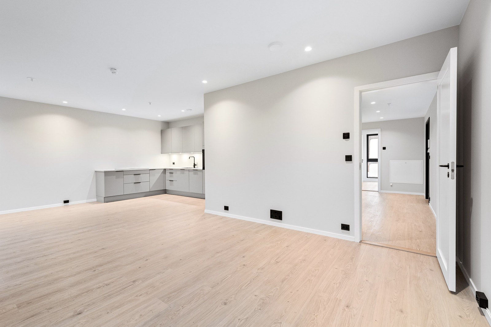 Lys og romslig stue/kjøkken i åpen løsning med moderne standard. Galleribilde