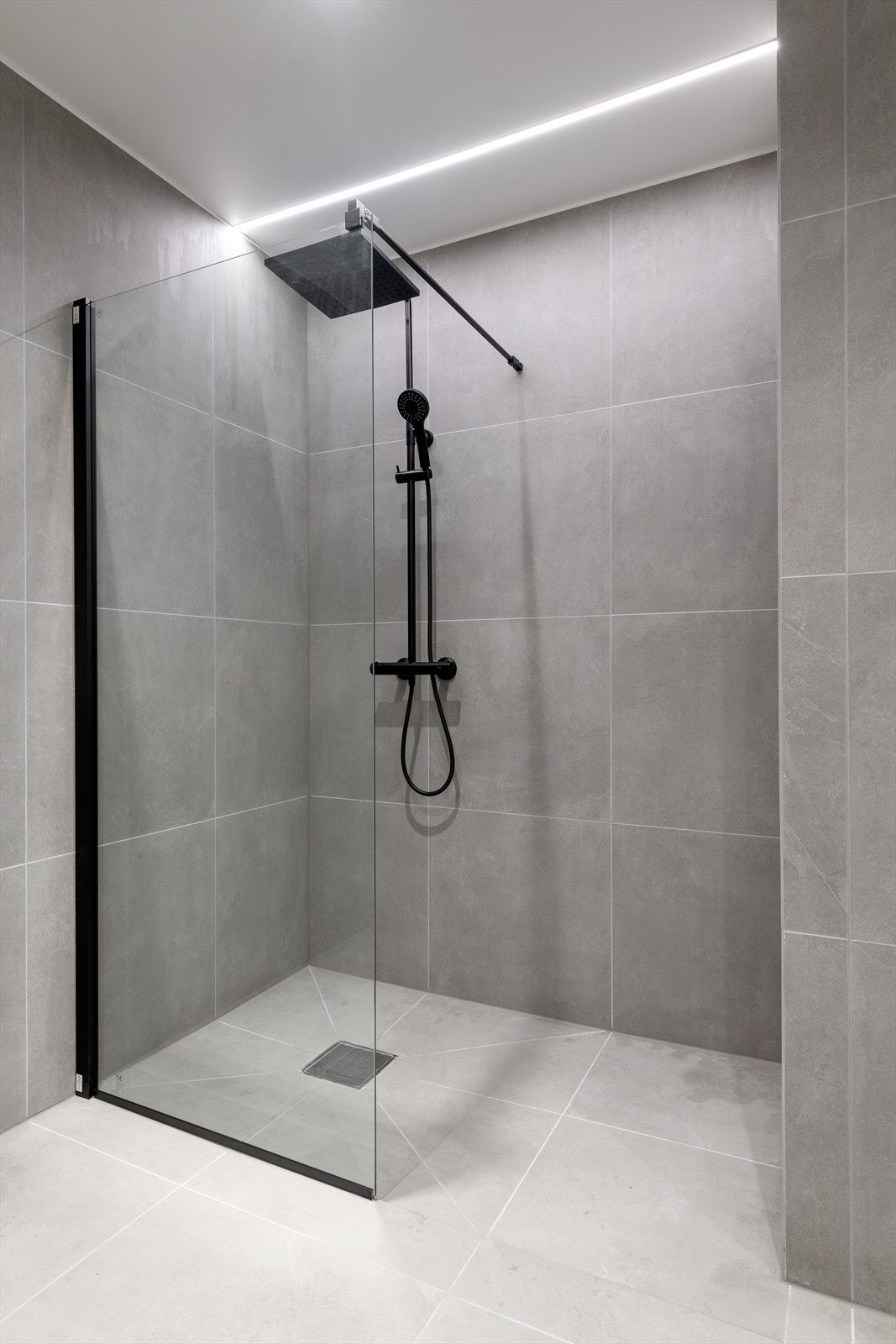 Stilren dusj med rammeløst glass. Galleribilde