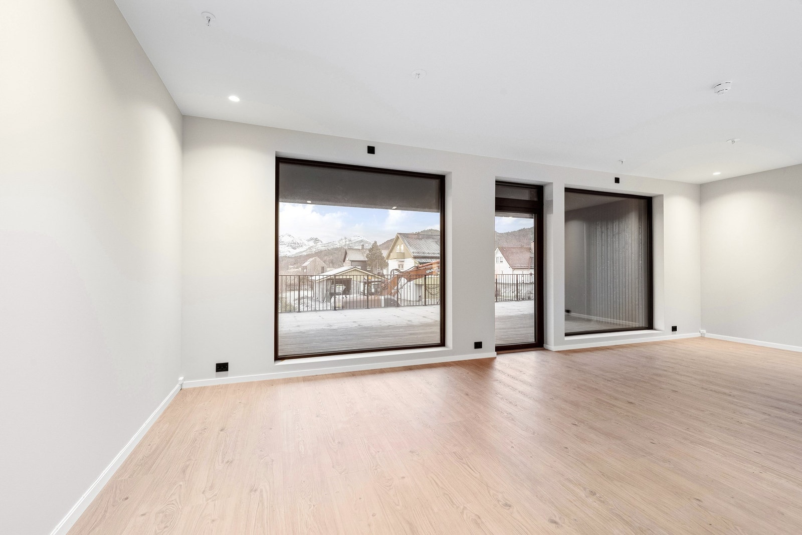 Fra stuen er det direkte utgang til stor terrasse. Galleribilde