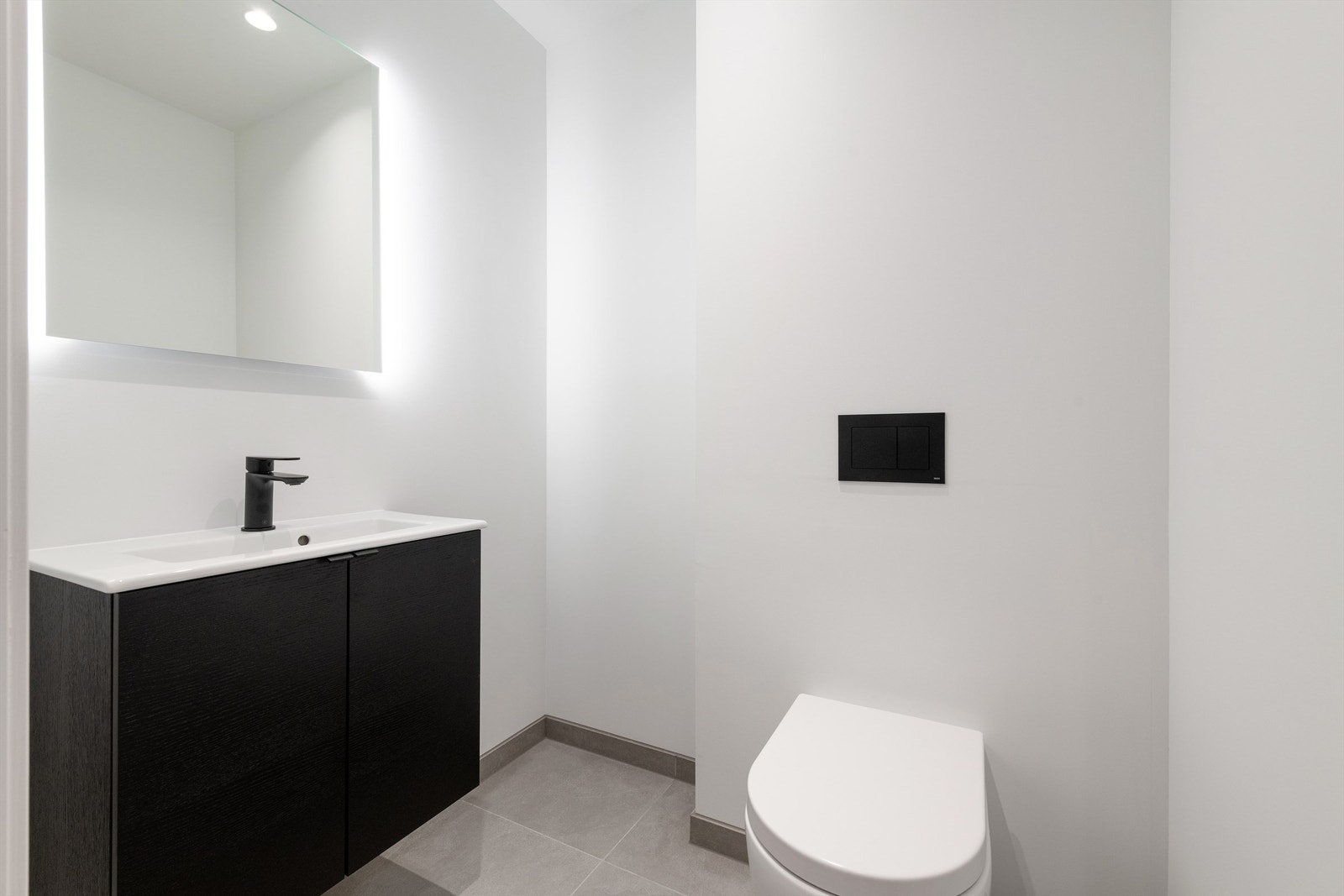 Separat toalettrom med vegghengt klosett og servant. Galleribilde