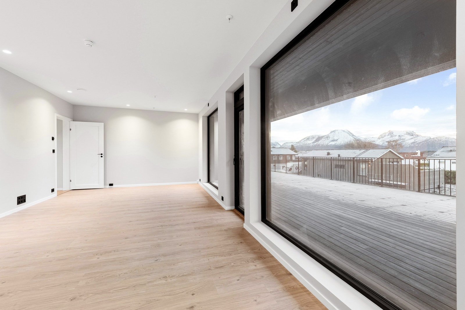 Store vindusflater gir flott utsikt og god romfølelse. Galleribilde