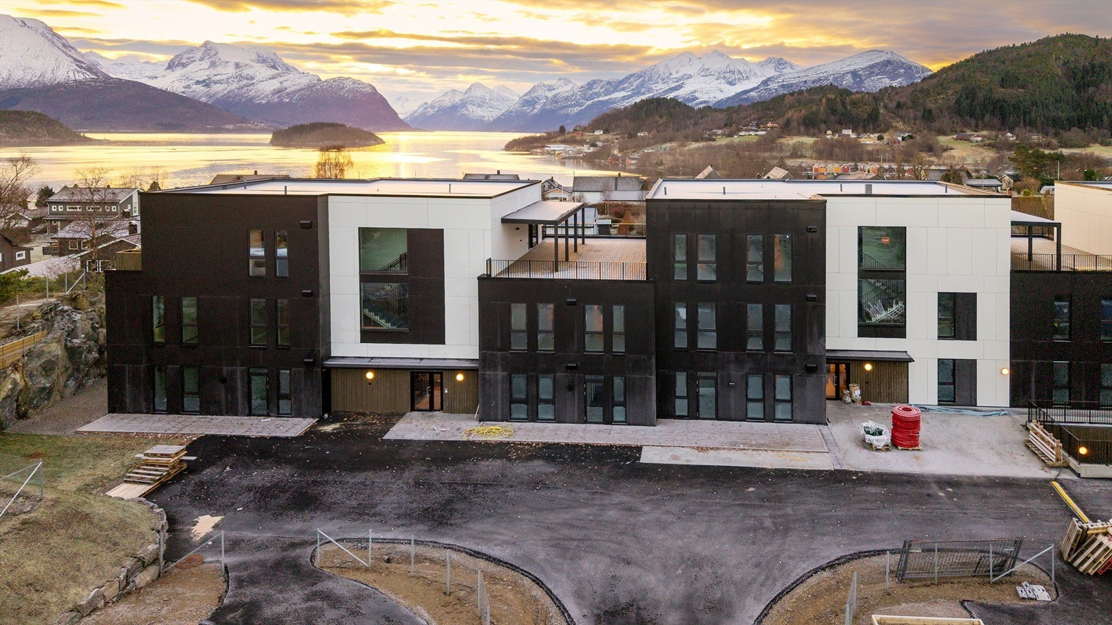 Inngangsparti med flott utsikt. Galleribilde