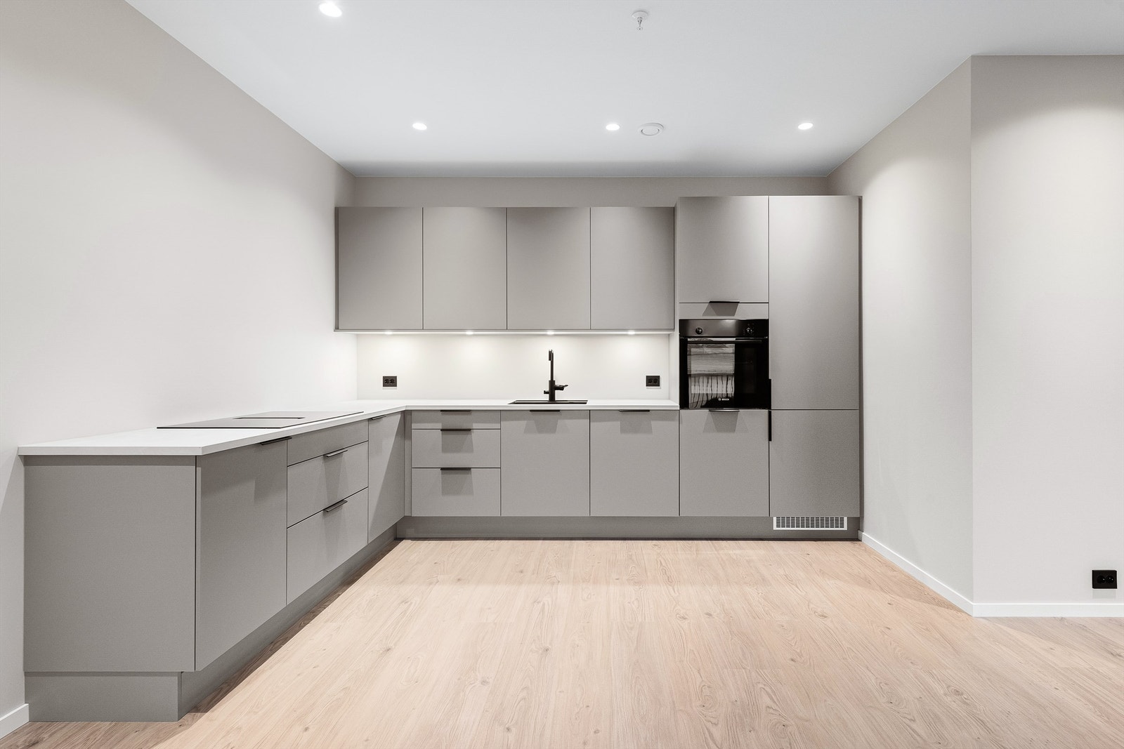 HTH-kjøkken med integrerte hvitevarer og stilrent design. Galleribilde