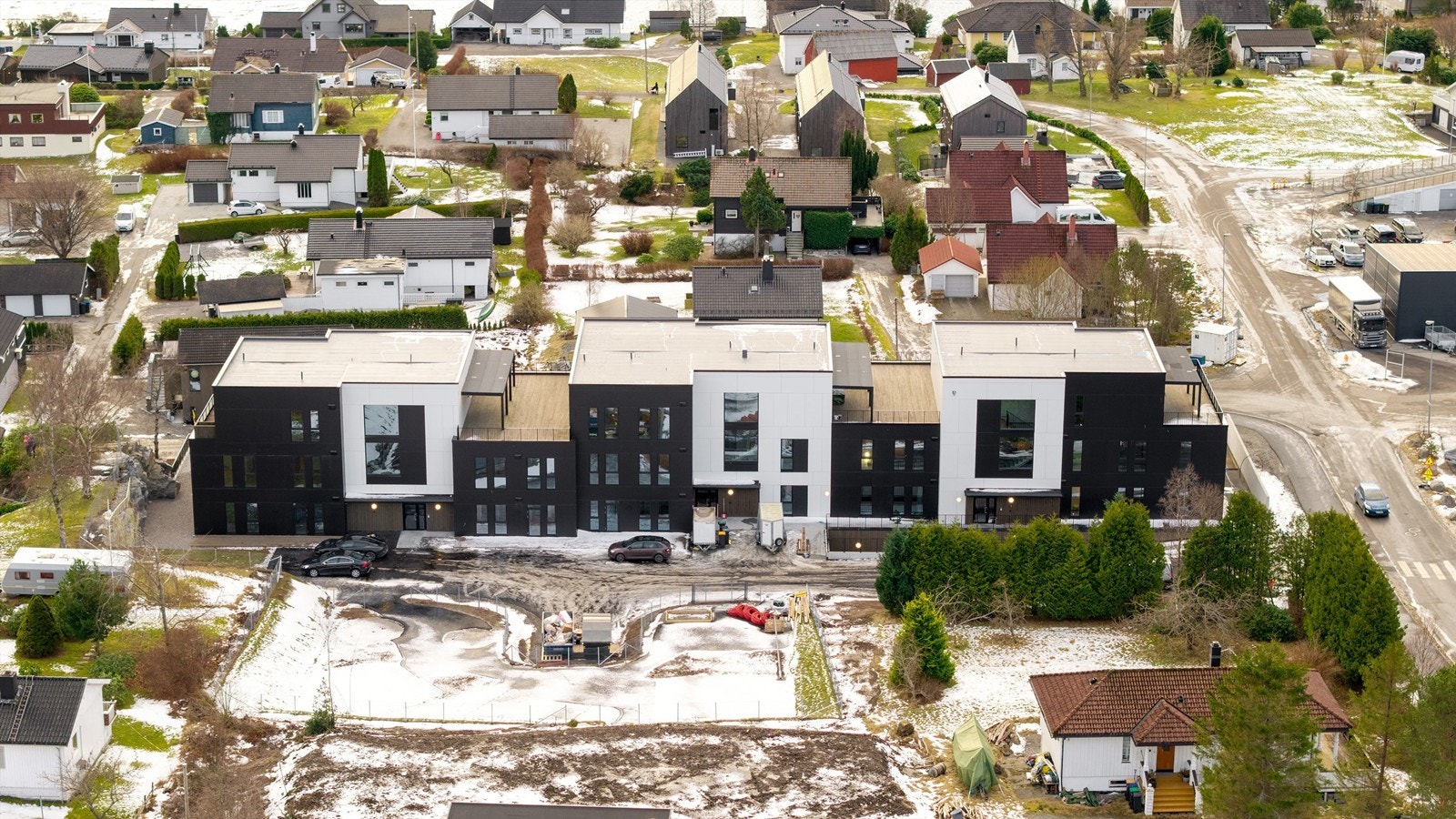 Fasade mot nærområdet med gode lysforhold og moderne uttrykk. Galleribilde