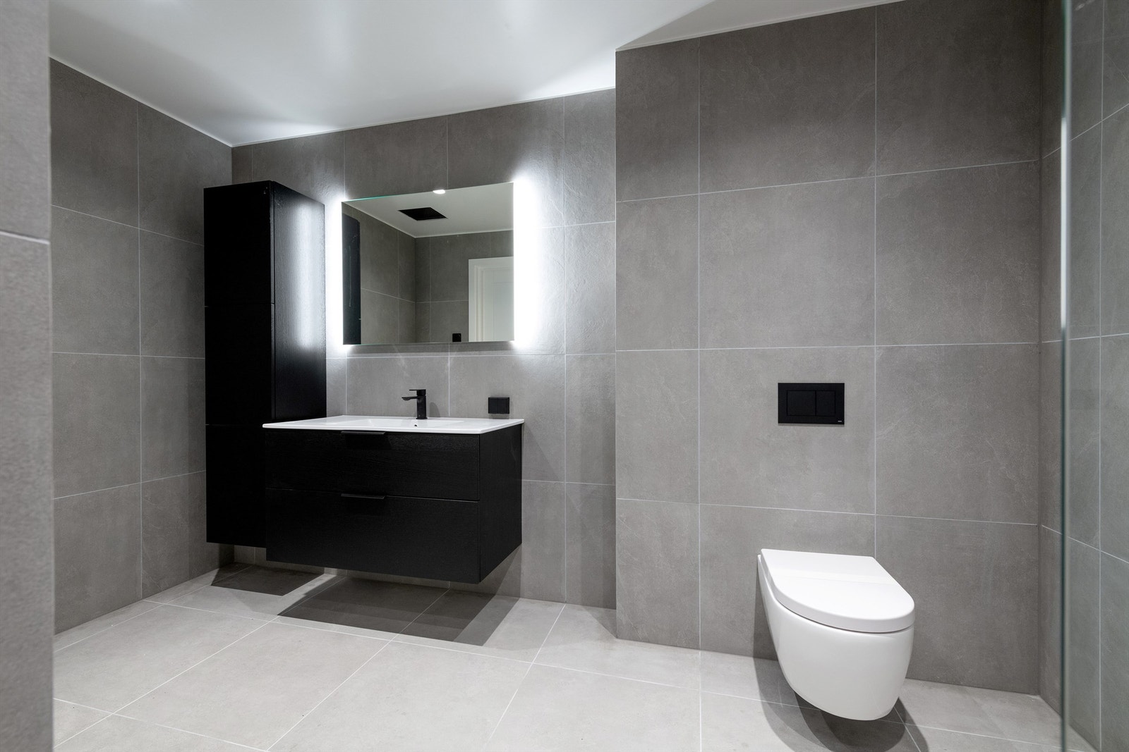 Helhetlig bad med heldekkende servant, speil med lys og god oppbevaring. Galleribilde