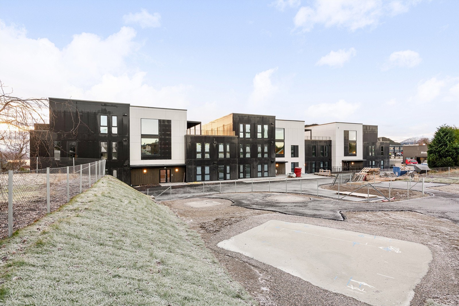 Uteområdet utenfor boligkomplekset. Galleribilde