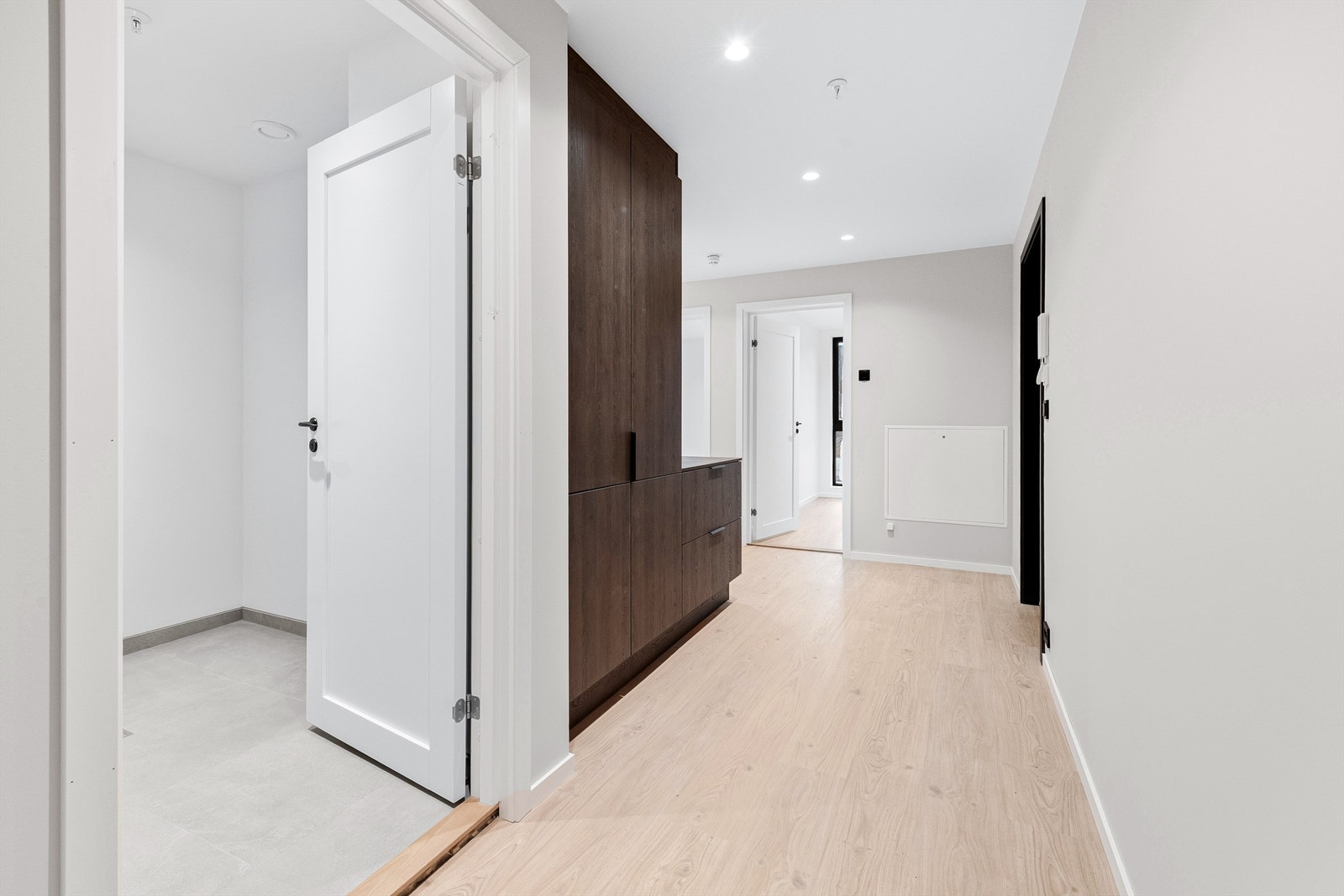 Innbydende entré med garderobeløsning og god oppbevaringsplass. Galleribilde