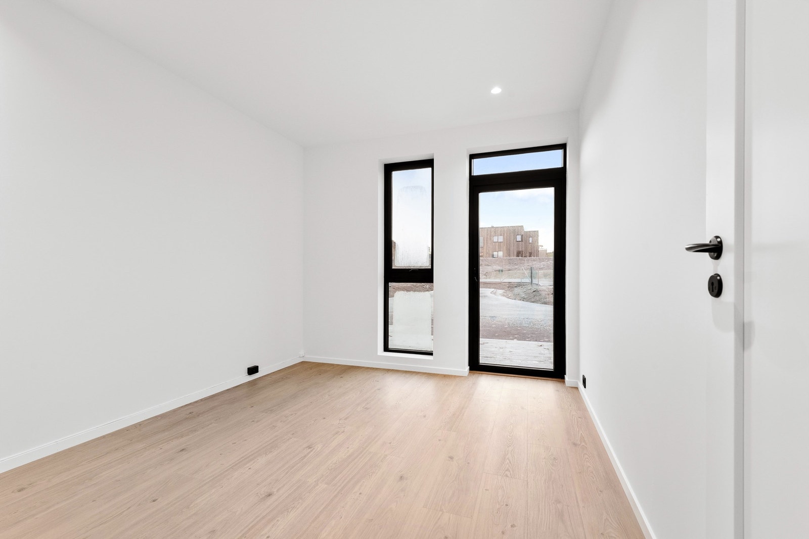 Hovedsoverom med utgang til terrasse. Galleribilde