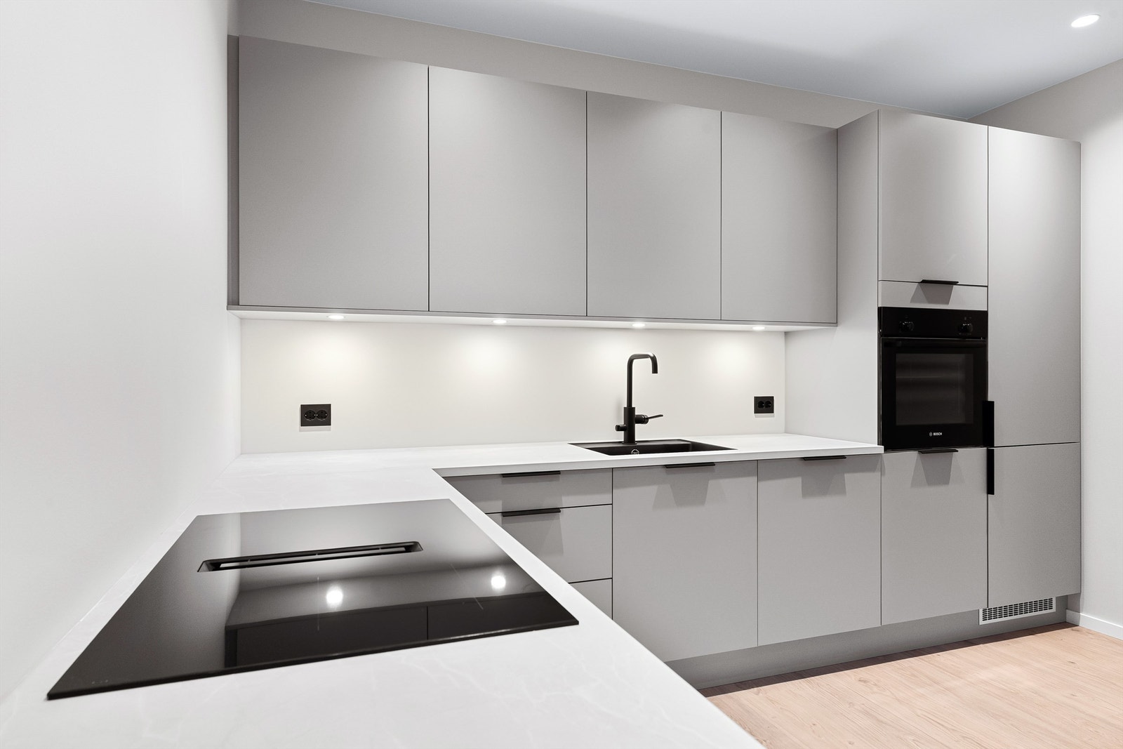 Kjøkkenet har laminat benkeplater og dempede skuffer og skap. Galleribilde