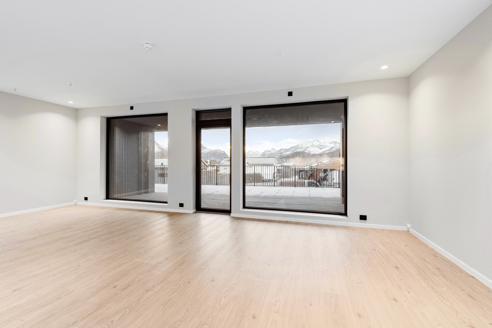 Stuen har store vindusflater som gir rikelig med naturlig lys. Galleribilde