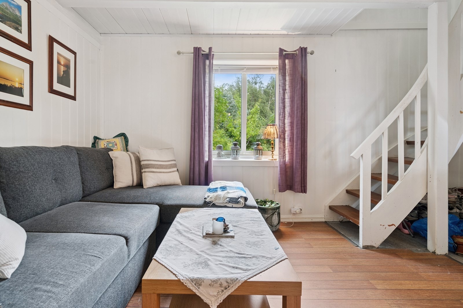 Stuedel med tretrapp opp til 2 etasjen Galleribilde