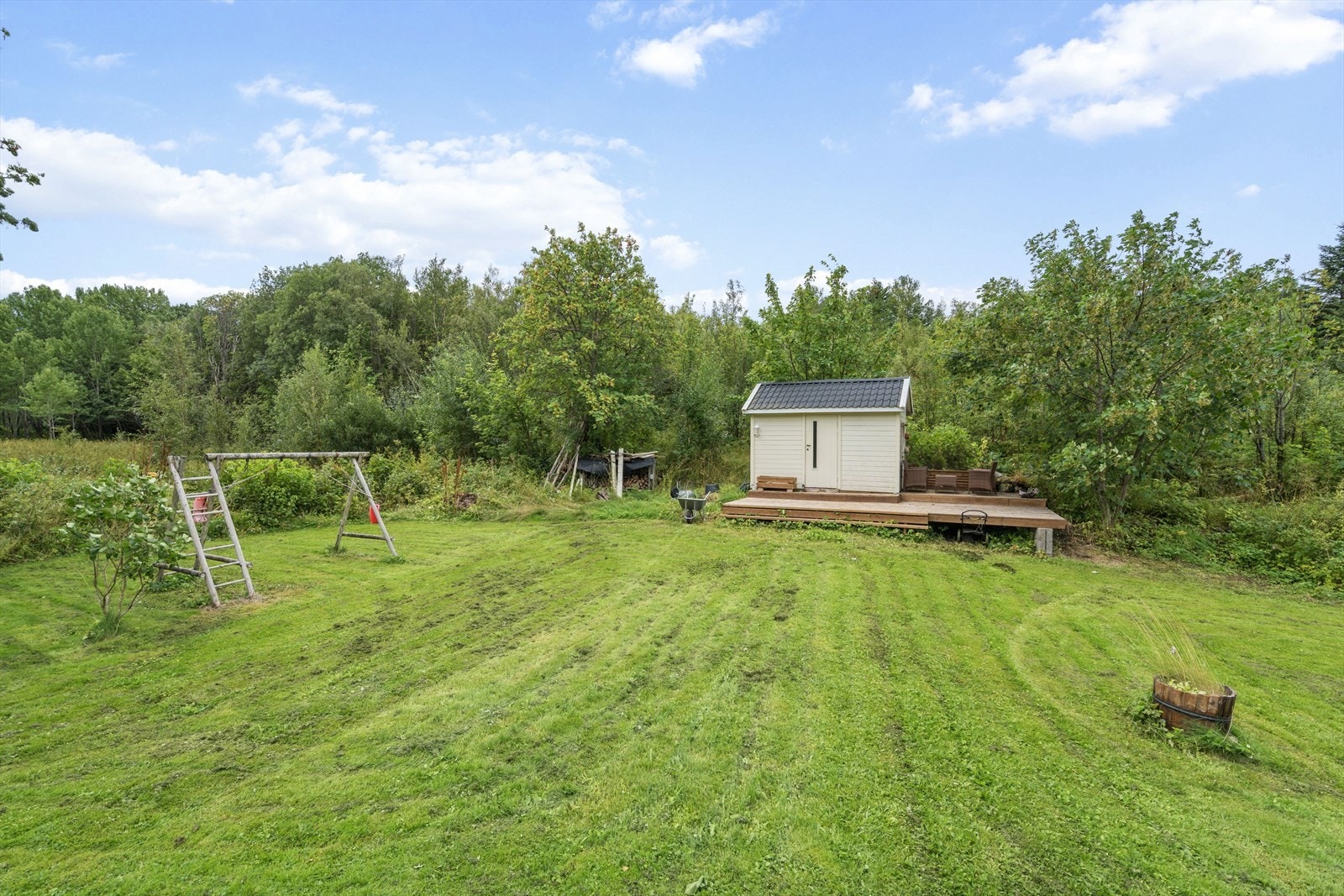 Hage og plen mot uthuset Galleribilde