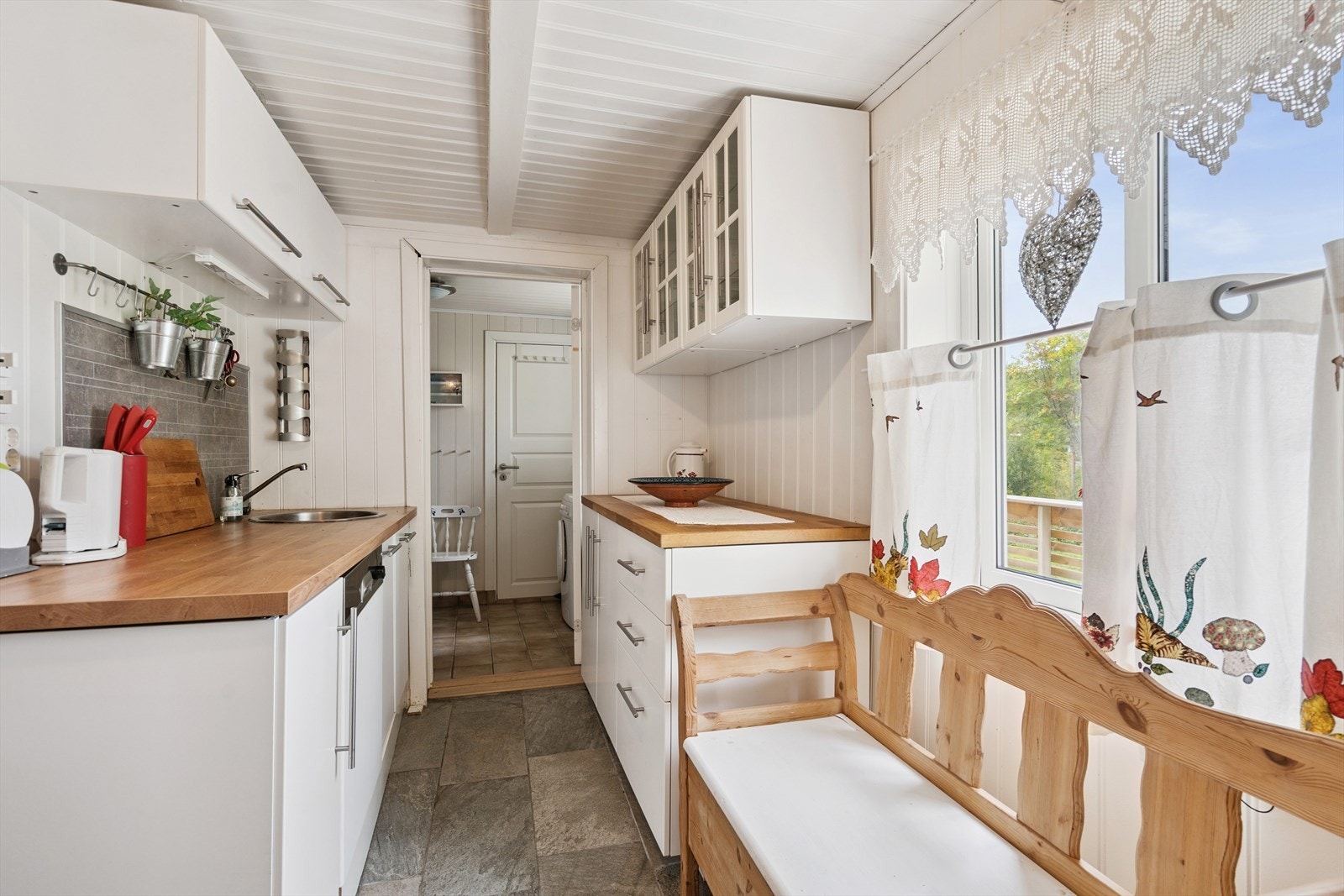 Kjøkken med benplass og sittebenk Galleribilde