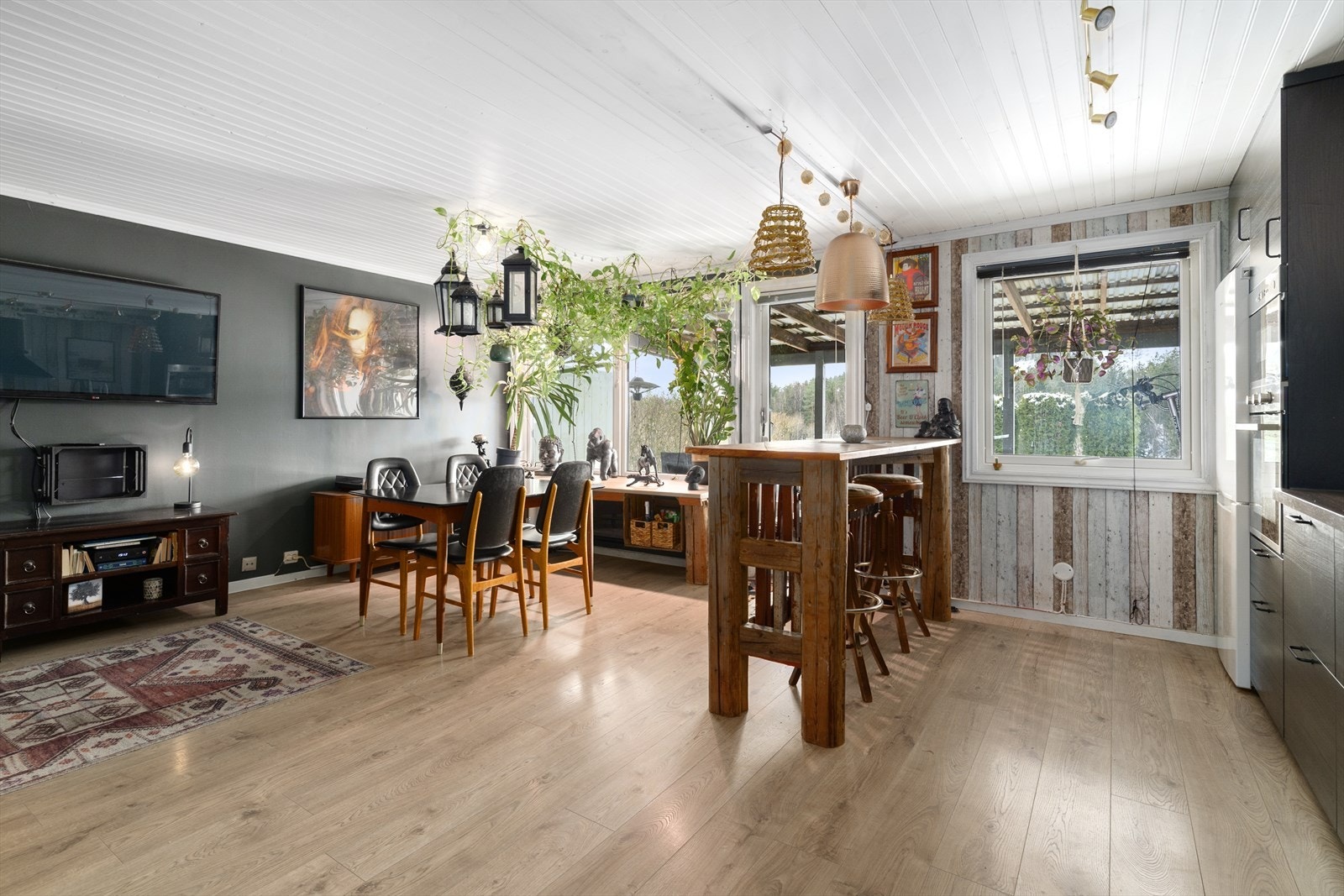 I 1. etasje ble det i 2023 installert luft til luft varmepumpe for en jevn og behagelig varme. Galleribilde