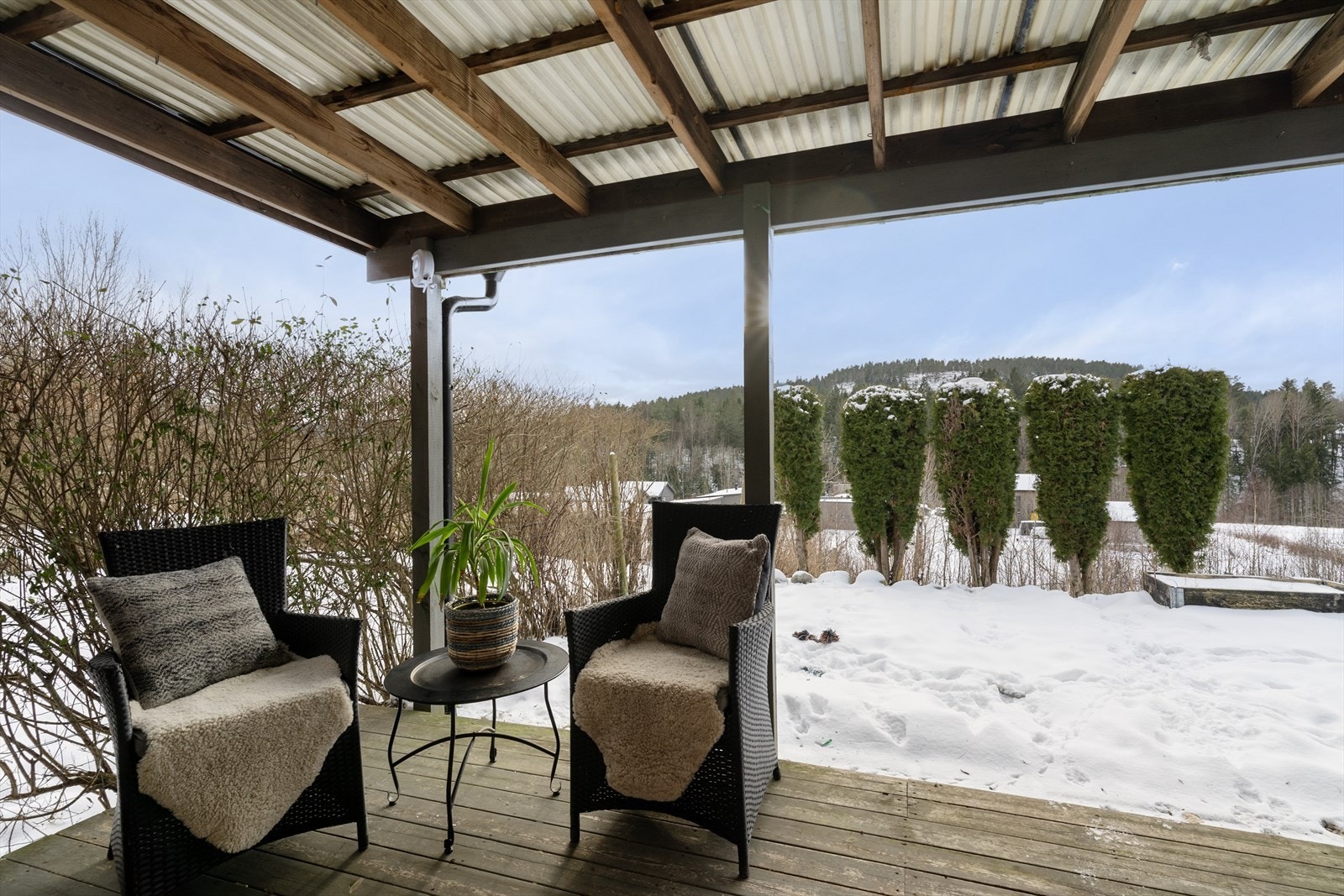 Med adkomst fra stue og kjøkken i 1. etasje er det en lun og solrik terrasse med takoverbygg og levegger. Galleribilde